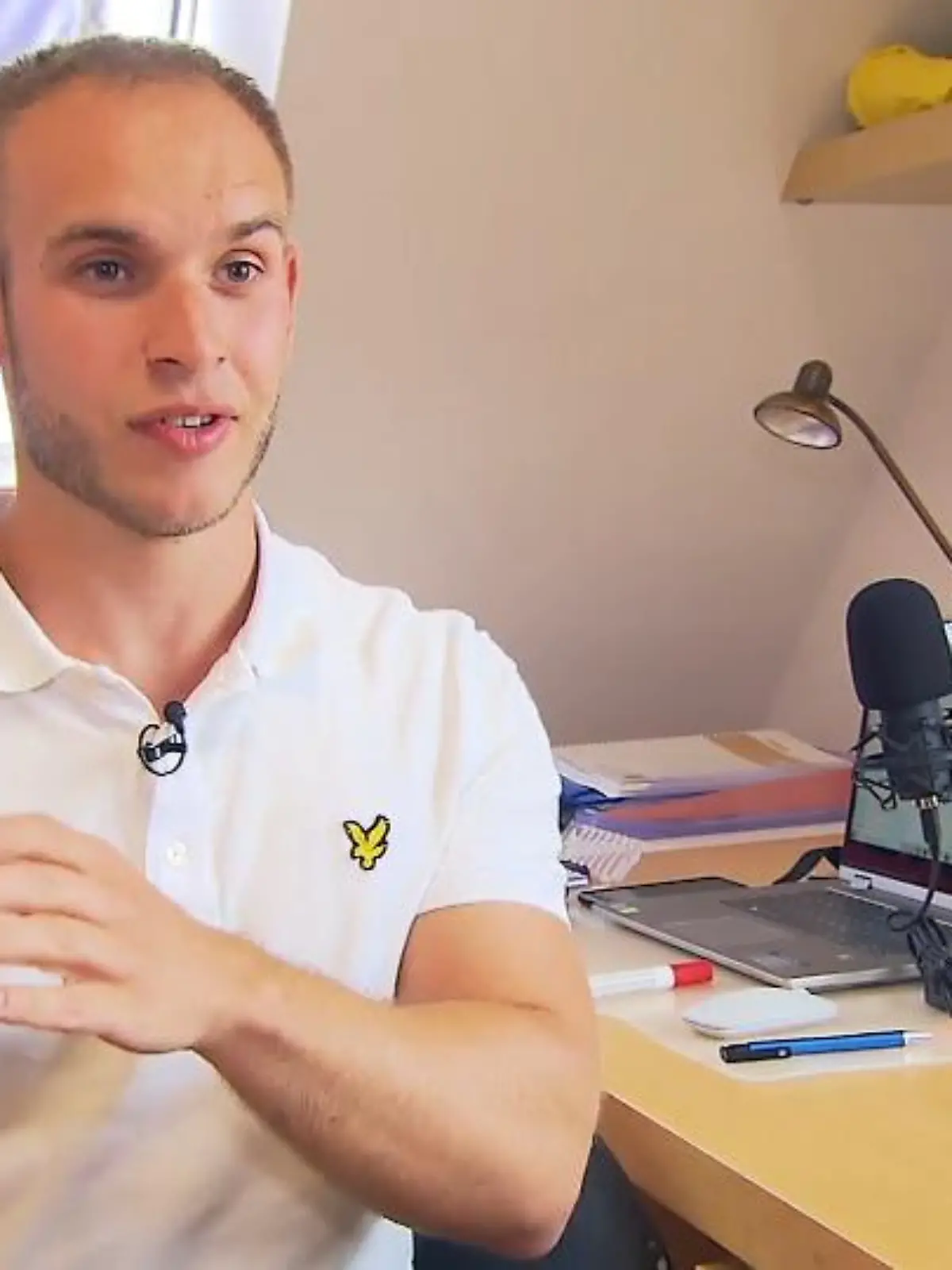 Nicht zuletzt der demographische Wandel in unserer Gesellschaft sorgt dafür, dass das deutsche Rentensystem immer wieder hinterfragt wird. Marius Müller aus Nordhessen schenkt dem System sogar so wenig Vertrauen, dass sich der 23-Jährige schon jetzt voll und ganz privat um seine Altersvorsorge kümmert. Und als wäre das nicht schon genug, möchte Marius auch schon mit 40 in Rente gehen. Wie er das schaffen möchte, hat er uns verraten.