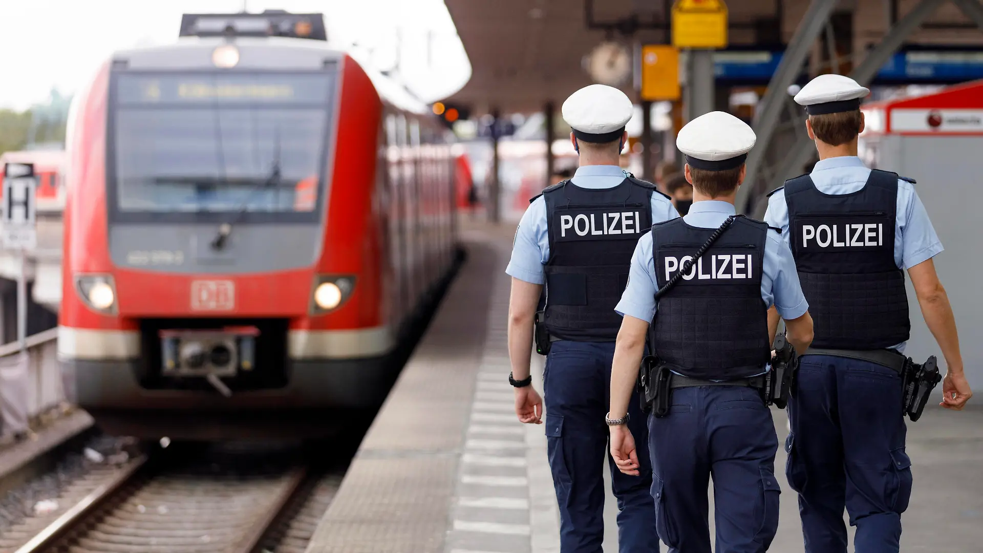 Ordnungsämter, Bundespolizei, die Bahn und die Verkehrsunternehmen kontrollieren mit einer landesweiten Großaktion die Einhaltung der Maskenpflicht im Busverkehr und Bahnverkehr - im Bild die Schwerpunktkontrolle am Kölner Hauptbahnhof. Köln, 24.08.2020 *** Public order offices, federal police, the railways and transport companies control the compliance with the mask obligation in bus and train traffic with a nationwide large-scale action the focus control at Cologne central station, 24 08 2020 Foto:xC.xHardtx/xFuturexImage