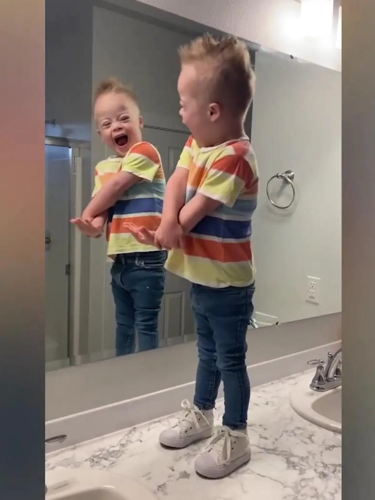 Treg bei seiner morgendlichen Routine: erst Outfit checken und dann abtanzen