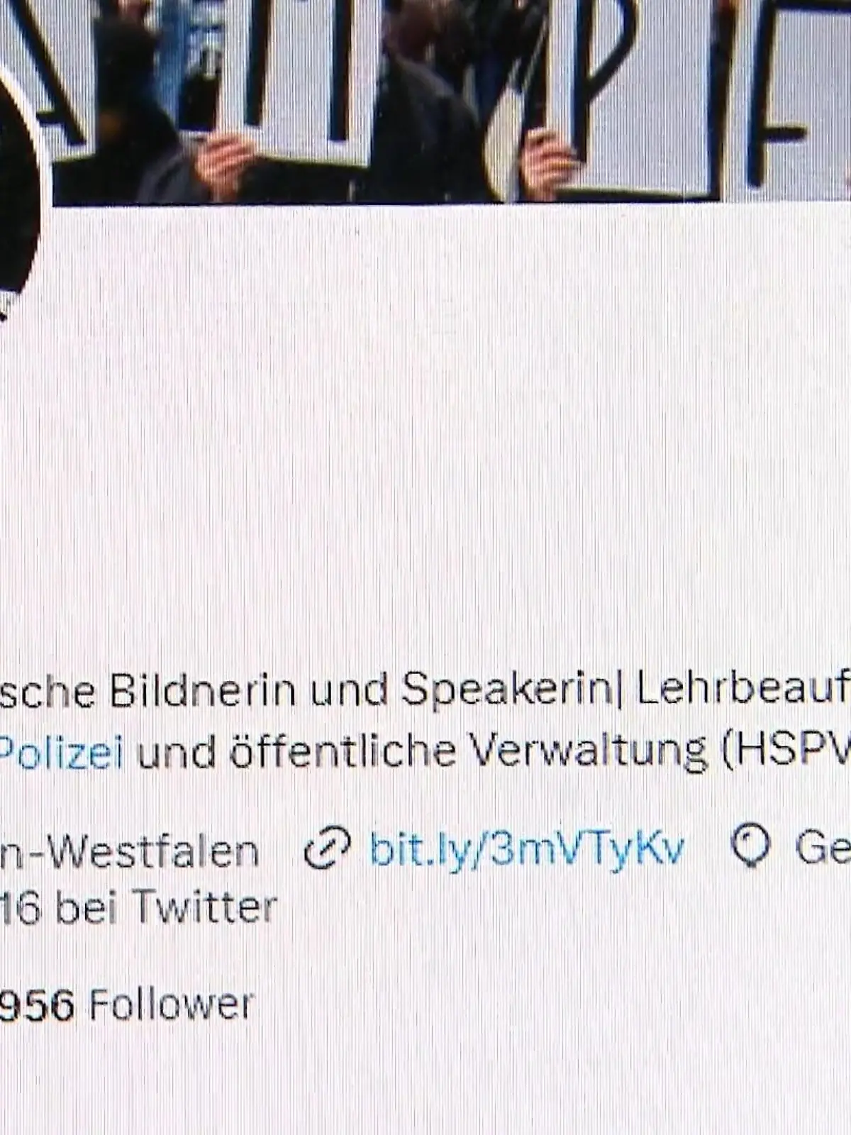 Nach einem Tweet ist sie ihren Nebenjob als Hochschuldozentin los: Bahar Aslan, die an der Polizei-Hochschule Gelsenkirchen "interkulturelle Kompetenzen" vermittelte, wird dies künftig dort wohl nicht mehr tun. Sie hat aber offenbar schon neue Job-Angebote und übt jetzt auch Selbstkritik.