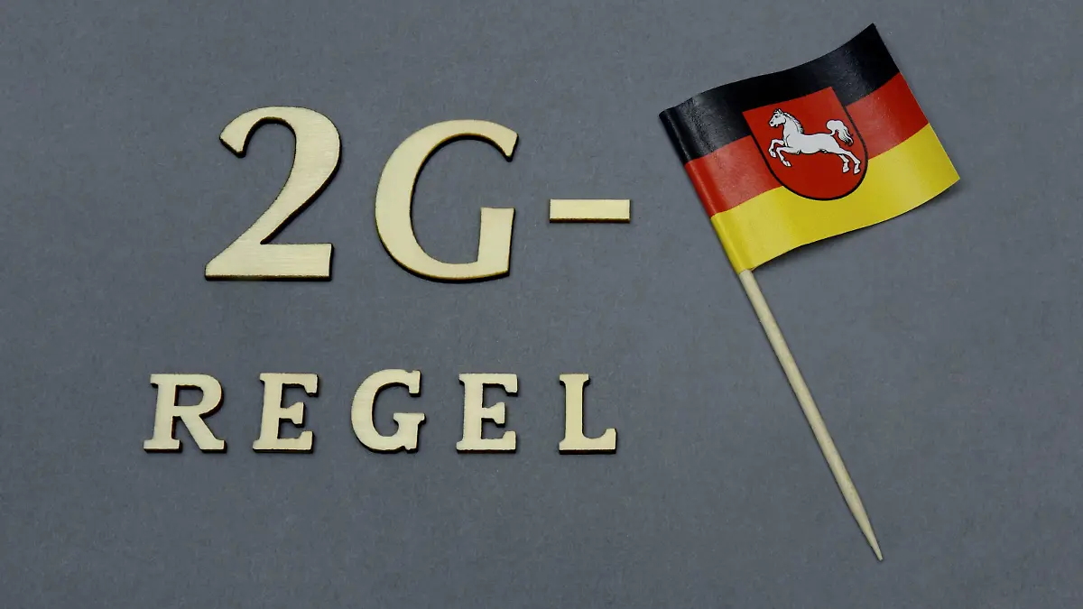 29.08.2021, Borkwalde, Brandenburg, Neben dem Schriftzug 2G Regel befindet sich ein Faehnchen von Niedersachsen.