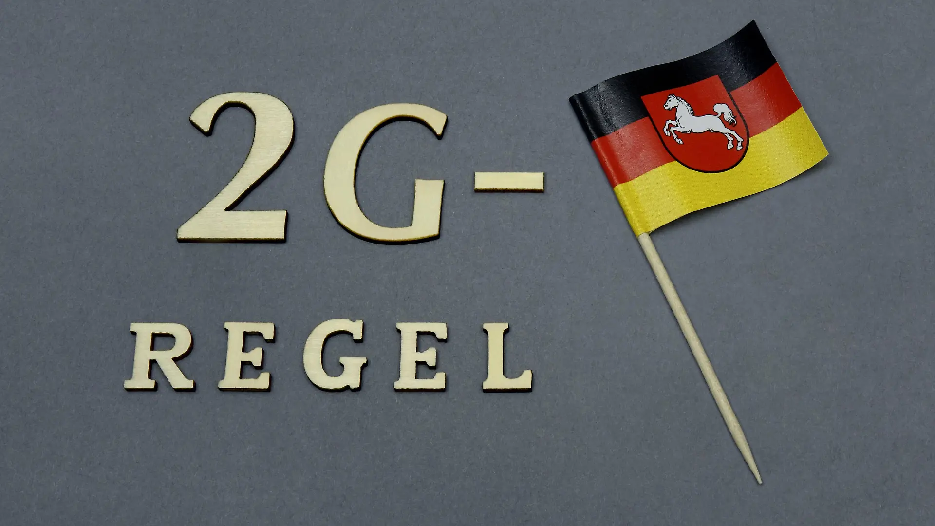 29.08.2021, Borkwalde, Brandenburg, Neben dem Schriftzug 2G Regel befindet sich ein Faehnchen von Niedersachsen.