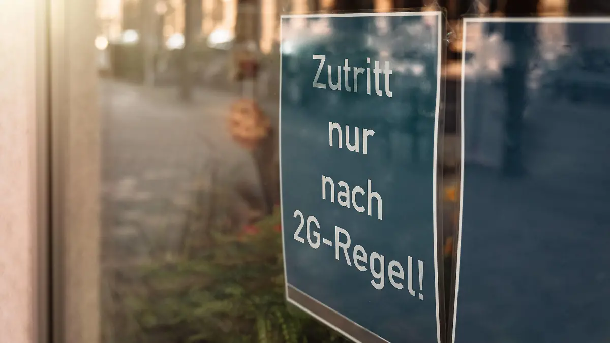  07 September 2021: 2 G rule, Vaccinated, Recovered, Covid 19 scheme 2G, store or restaurant with the inscription entry only after 3G scheme *** 2 G Regel, Geimpft, Genesen, Covid 19 Regelung 2G, Geschäft oder Restaurant mit der Aufschrift Eintritt nur nach 2G Regelung