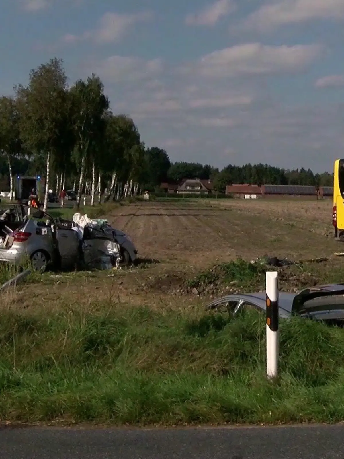 Bei einem Unfall in Schneverdingen ist eine Frau gestorben, fünf weitere Personen wurden schwerverletzt.