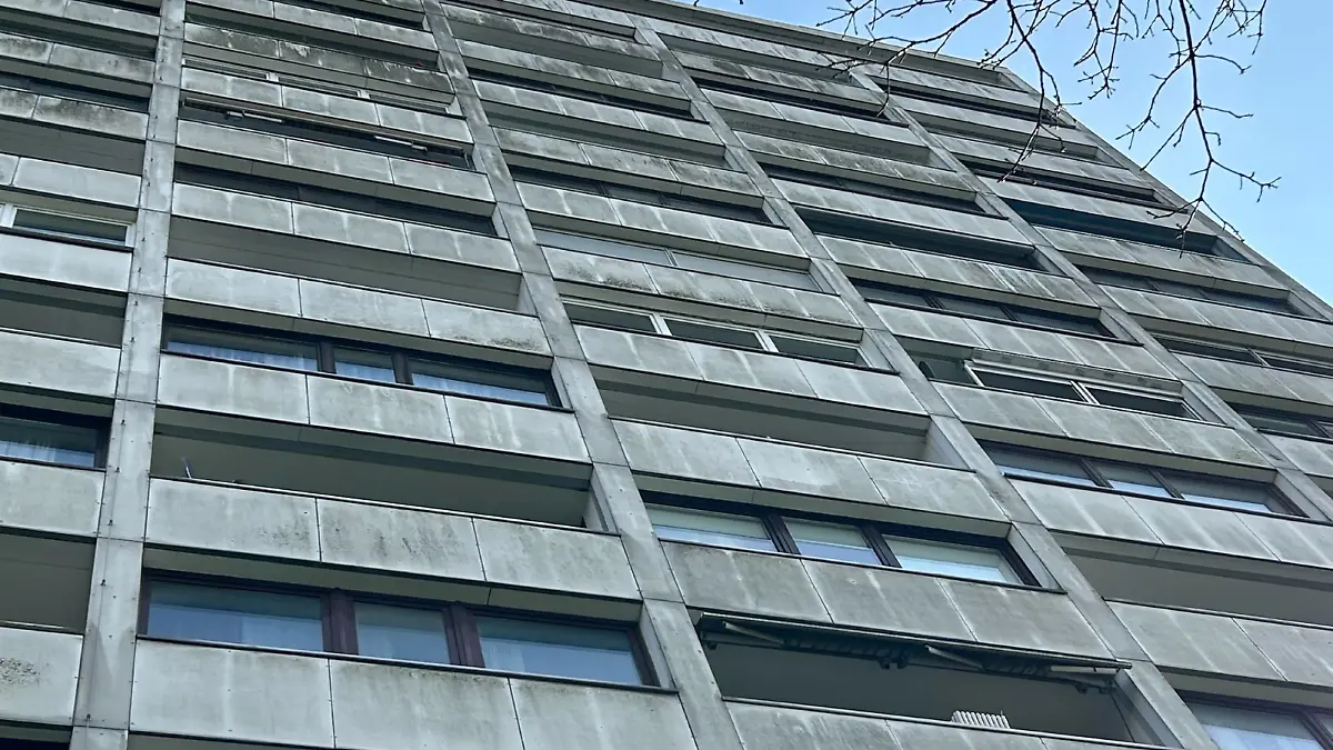 In der Nacht auf Montag (14. April) stürzt eine Person (männlich) aus dem achten Stock eines Hochhauses in Hamburg-Harburg. Noch vor Ort erliegt das Opfer seinen Verletzungen. 