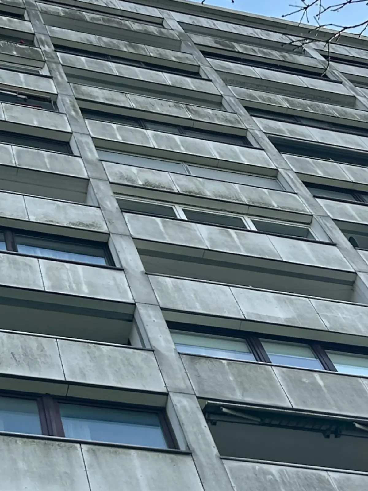 In der Nacht auf Montag (14. April) stürzt eine Person (männlich) aus dem achten Stock eines Hochhauses in Hamburg-Harburg. Noch vor Ort erliegt das Opfer seinen Verletzungen. 