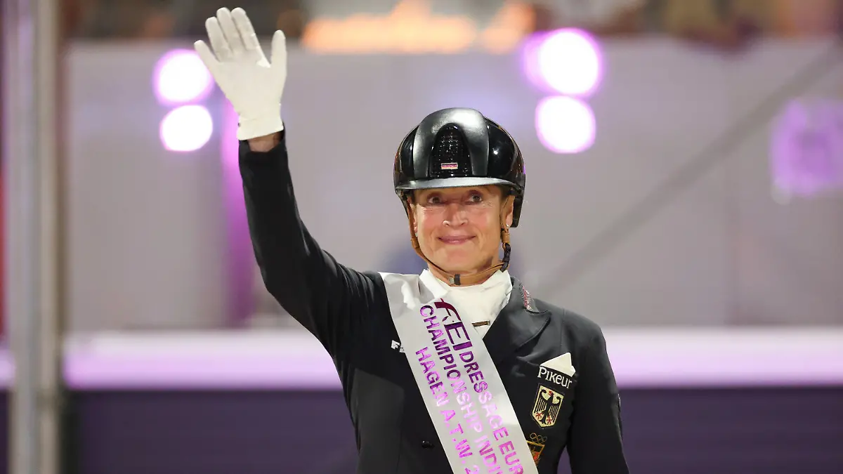 09.09.2021, Niedersachsen, Hagen A.T.W.: Pferdesport: Europameisterschaft, Dressur. Dressurreiterin Isabell Werth (Deutschland) freut sich über ihre Silbermedaille. Foto: Friso Gentsch/dpa +++ dpa-Bildfunk +++
