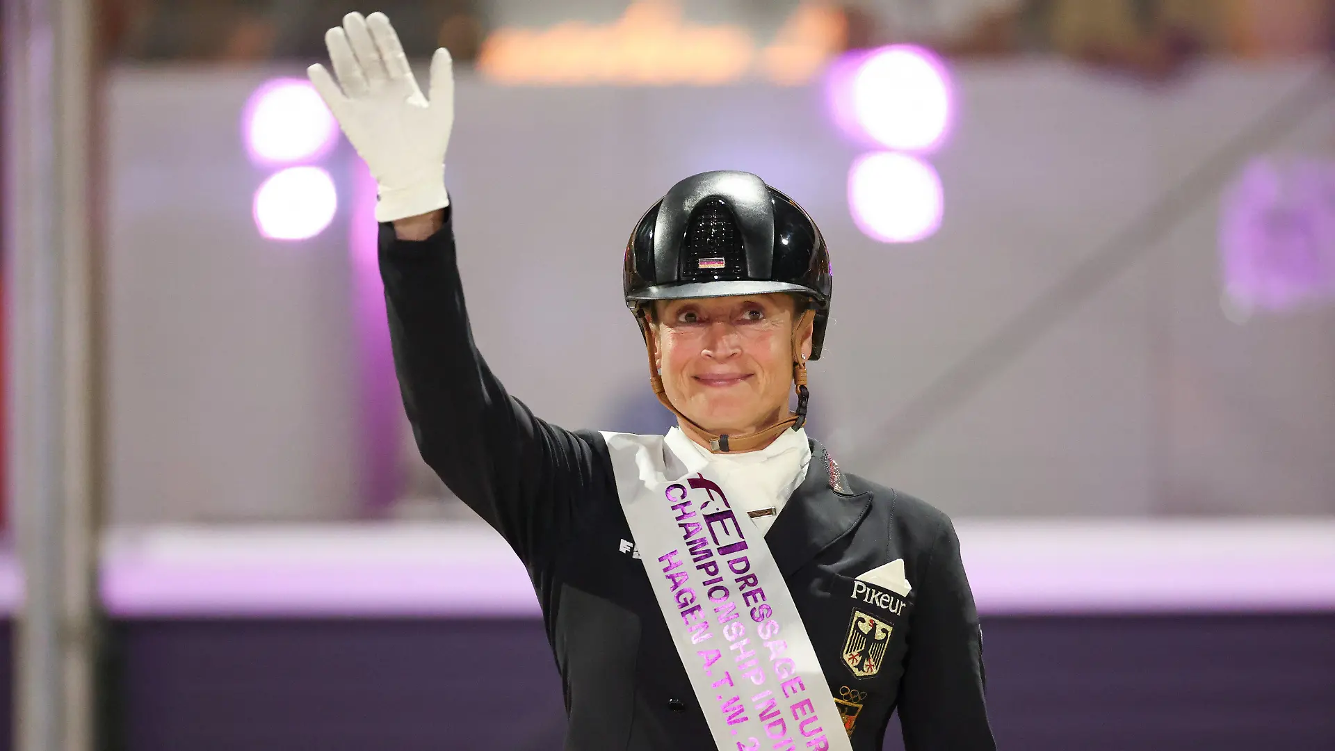 09.09.2021, Niedersachsen, Hagen A.T.W.: Pferdesport: Europameisterschaft, Dressur. Dressurreiterin Isabell Werth (Deutschland) freut sich über ihre Silbermedaille. Foto: Friso Gentsch/dpa +++ dpa-Bildfunk +++