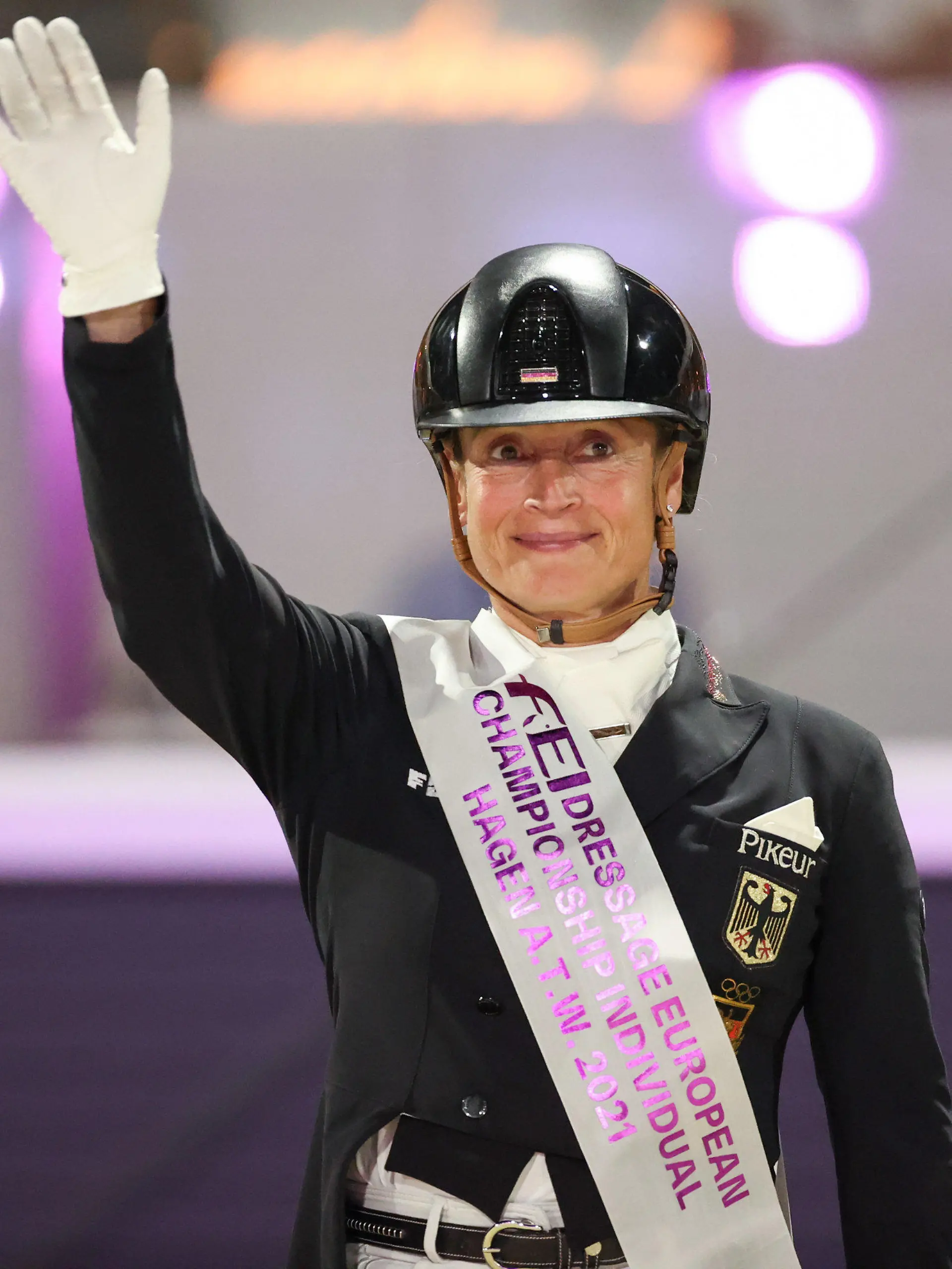 09.09.2021, Niedersachsen, Hagen A.T.W.: Pferdesport: Europameisterschaft, Dressur. Dressurreiterin Isabell Werth (Deutschland) freut sich über ihre Silbermedaille. Foto: Friso Gentsch/dpa +++ dpa-Bildfunk +++