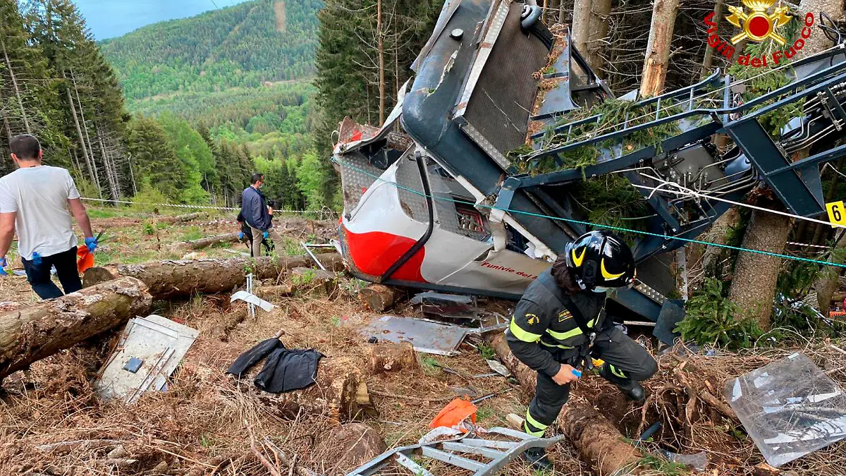 HANDOUT - 23.05.2021, Italien, Stresa: ARCHIV - Rettungshelfer arbeiten am Wrack einer Seilbahngondel, nachdem diese am Monte Mottarone abgestürzt ist. Nach dem Seilbahn-Unglück ist der einzige Überlebende, ein sechsjähriger Junge, Medienberichten zufolge aus Italien nach Israel gebracht worden. Die Umstände der Reise waren zunächst unklar. (zu dpa "Vorwurf der Entführung: Sechsjähriger nach Seilbahn-Unglück in Israel") Foto: -/Vigili del Fuoco Firefighters/AP/dpa - ACHTUNG: Nur zur redaktionellen Verwendung im Zusammenhang mit der aktuellen Berichterstattung und nur mit vollständiger Nennung des vorstehenden Credits +++ dpa-Bildfunk +++