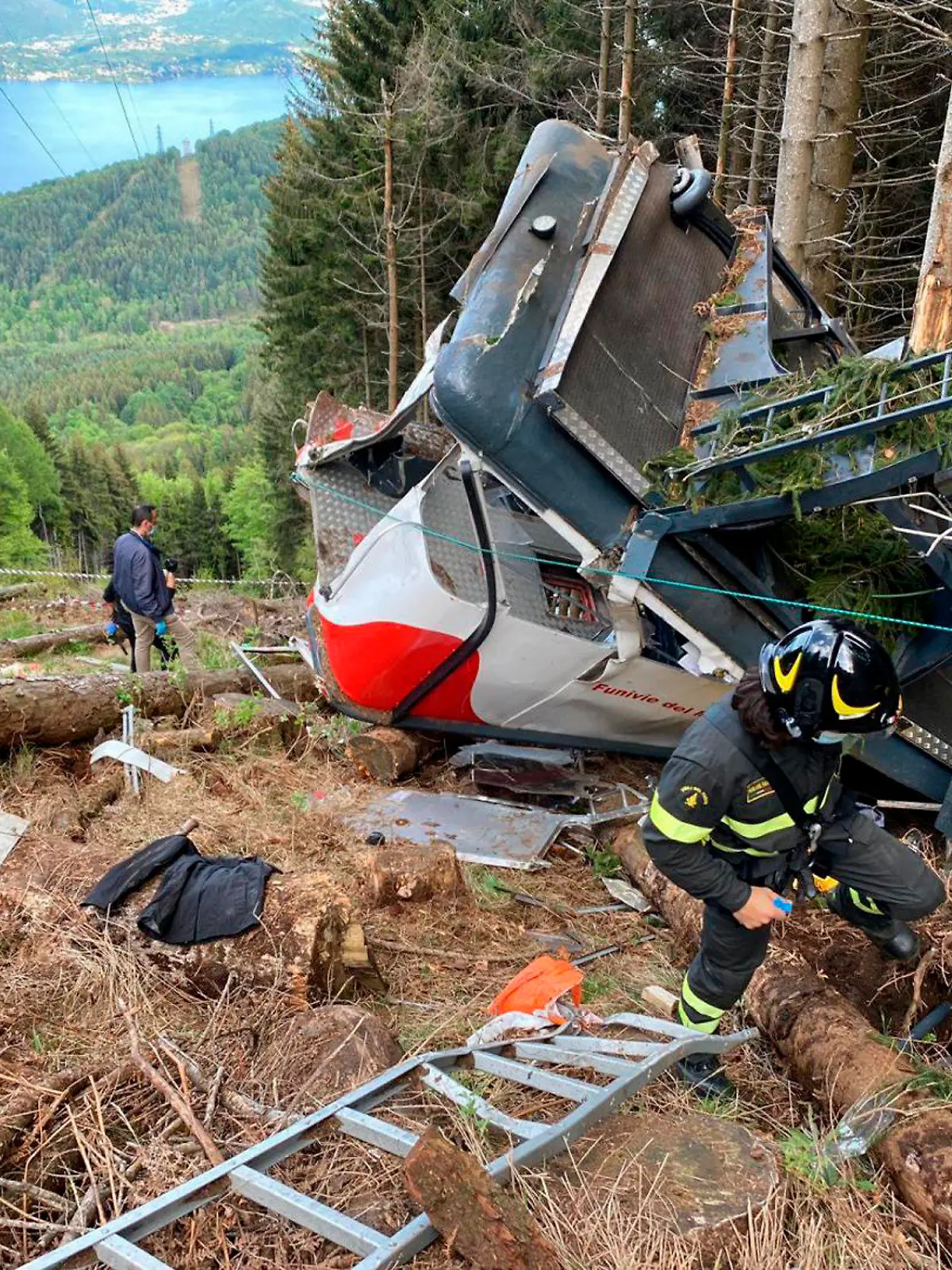 HANDOUT - 23.05.2021, Italien, Stresa: ARCHIV - Rettungshelfer arbeiten am Wrack einer Seilbahngondel, nachdem diese am Monte Mottarone abgestürzt ist. Nach dem Seilbahn-Unglück ist der einzige Überlebende, ein sechsjähriger Junge, Medienberichten zufolge aus Italien nach Israel gebracht worden. Die Umstände der Reise waren zunächst unklar. (zu dpa "Vorwurf der Entführung: Sechsjähriger nach Seilbahn-Unglück in Israel") Foto: -/Vigili del Fuoco Firefighters/AP/dpa - ACHTUNG: Nur zur redaktionellen Verwendung im Zusammenhang mit der aktuellen Berichterstattung und nur mit vollständiger Nennung des vorstehenden Credits +++ dpa-Bildfunk +++