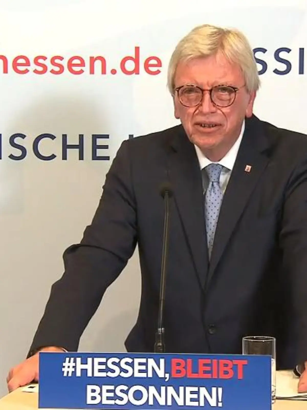 Nun ist es offiziell – Hessen folgt dem Hamburger Modell und wird ab Donnerstag das 2G-Modell gestatten. In einer Pressekonferenz am Dienstag stellten der hessische Ministerpräsident Volker Bouffier (CDU) und Gesundheitsminister Kai Klose (Grüne) die neuen Beschlüsse des Corona-Kabinetts vor. Neben dem 2G-Modell wird es ebenfalls noch Änderungen bei der Einordnung des Pandemiegeschehens geben. Die Inzidenzen werden künftig abgelöst durch die Hospitalisierungsrate und die Belegung der Intensivbetten in Hessen.