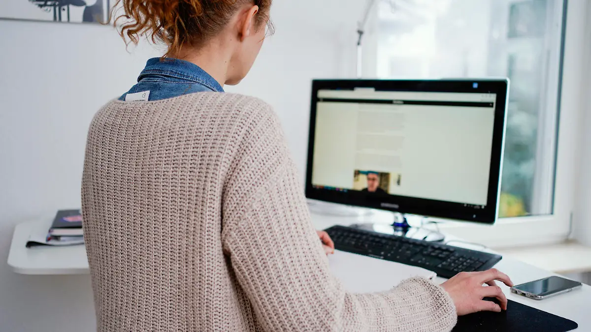 ARCHIV - 22.01.2021, Baden-Württemberg, Mannheim: Eine Frau arbeitet in ihrer Wohnung vor einem Computer an einem Stehtisch. Viele Beschäftigte arbeiten in der Corona-Krise von zu Hause aus - doch aus Sicht der Versicherungswirtschaft haben die Unternehmen dabei zu wenig die IT-Sicherheit im Blick. (zu dpa «Umfrage: IT-Sicherheit im Homeoffice kommt bei vielen Firmen zu kurz») Foto: Uwe Anspach/dpa +++ dpa-Bildfunk +++