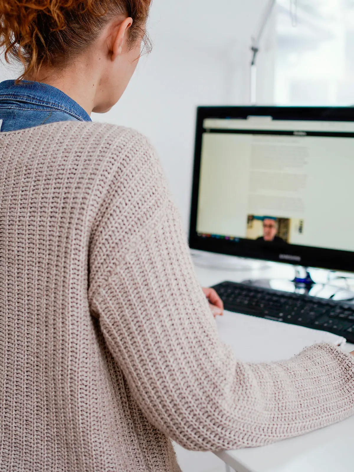 ARCHIV - 22.01.2021, Baden-Württemberg, Mannheim: Eine Frau arbeitet in ihrer Wohnung vor einem Computer an einem Stehtisch. Viele Beschäftigte arbeiten in der Corona-Krise von zu Hause aus - doch aus Sicht der Versicherungswirtschaft haben die Unternehmen dabei zu wenig die IT-Sicherheit im Blick. (zu dpa «Umfrage: IT-Sicherheit im Homeoffice kommt bei vielen Firmen zu kurz») Foto: Uwe Anspach/dpa +++ dpa-Bildfunk +++