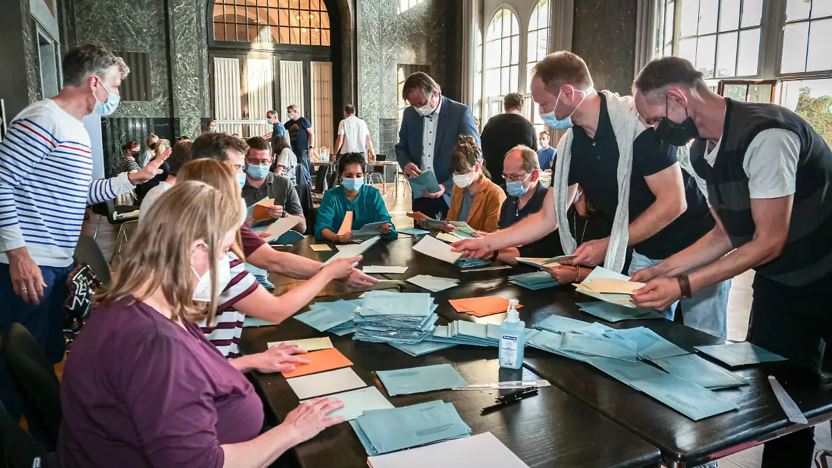 News Bilder des Tages Auszählung zur Kommunalwahl 2021 Punkt 18 Uhr beginnt die Auszählung der Wahlzettel im Neuen Rathaus in Hannover *** Counting of ballot papers for the 2021 local elections begins at 6 p.m. sharp at the New Town Hall in Hanover Copyright: xBerndxGüntherx