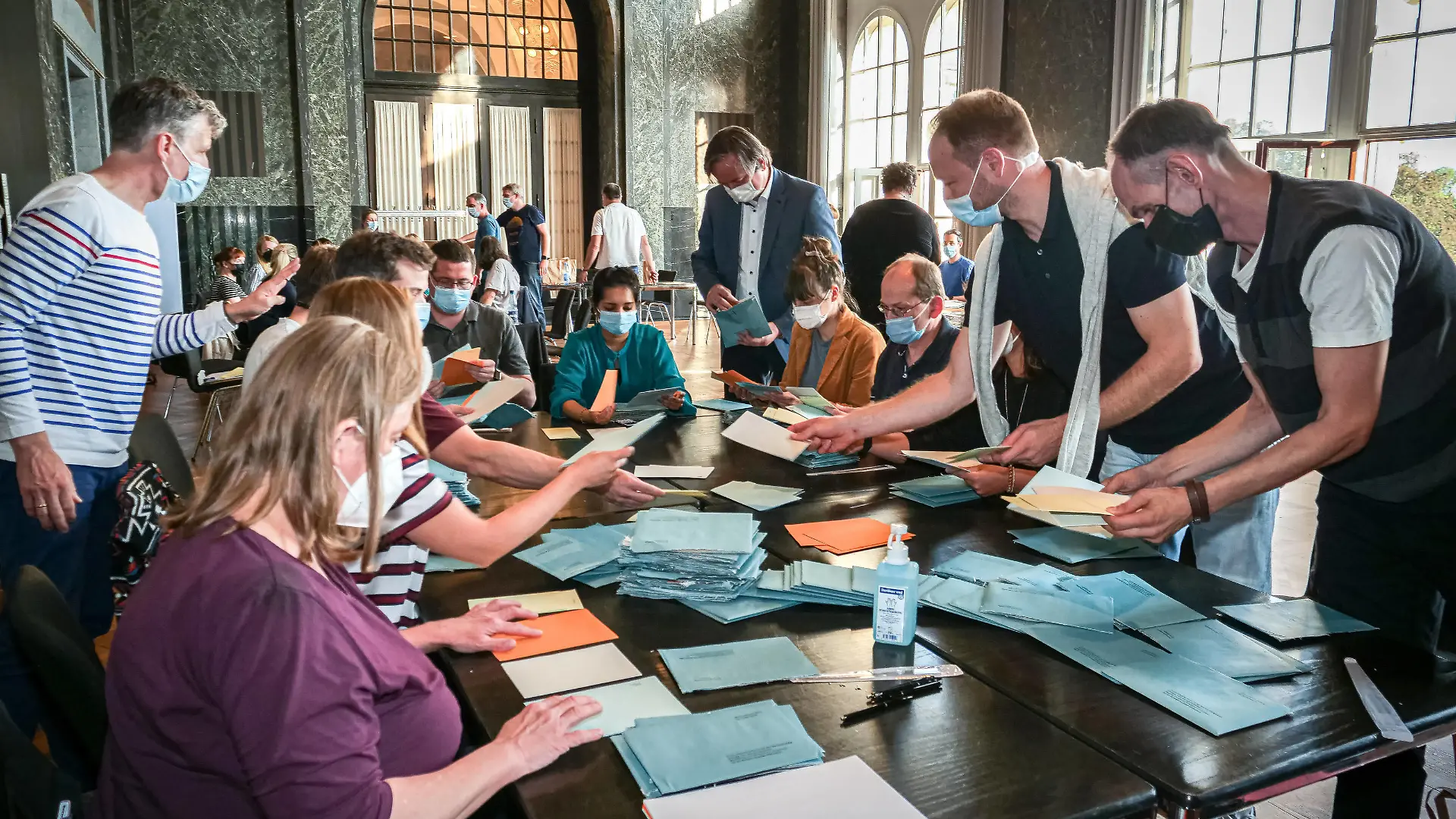News Bilder des Tages Auszählung zur Kommunalwahl 2021 Punkt 18 Uhr beginnt die Auszählung der Wahlzettel im Neuen Rathaus in Hannover *** Counting of ballot papers for the 2021 local elections begins at 6 p.m. sharp at the New Town Hall in Hanover Copyright: xBerndxGüntherx