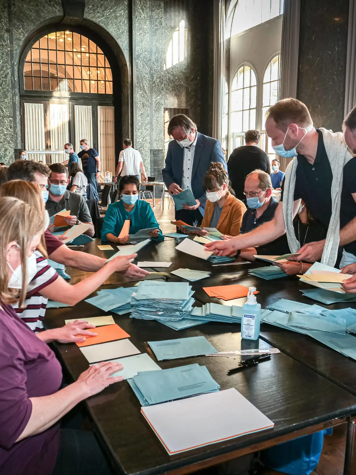News Bilder des Tages Auszählung zur Kommunalwahl 2021 Punkt 18 Uhr beginnt die Auszählung der Wahlzettel im Neuen Rathaus in Hannover *** Counting of ballot papers for the 2021 local elections begins at 6 p.m. sharp at the New Town Hall in Hanover Copyright: xBerndxGüntherx