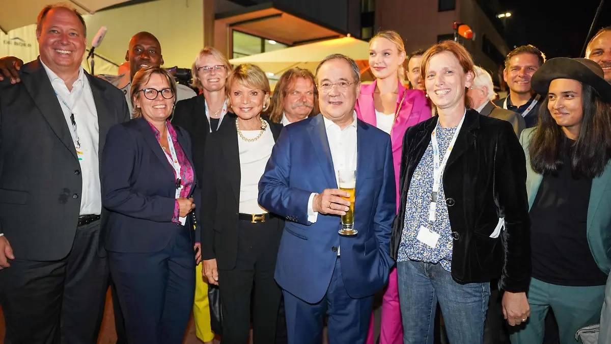  12.09.2021, Berlin, Deutschland, GER, Triell der Kanzlerkandidatin Annalena Baerbock und der Kanzlerkandidaten Olaf Scholz sowie Armin Laschet im Fernsehstudio Adlershof.ARD und ZDF übertragen live.u.a Helge Braun,Uschi Glas,Armin Laschet. *** 12 09 2021, Berlin, Germany, GER, Triell of the chancellor candidate Annalena Baerbock and the chancellor candidates Olaf Scholz as well as Armin Laschet in the television studio Adlershof ARD and ZDF broadcast live among others Helge Braun,Uschi Glas,Armin Laschet