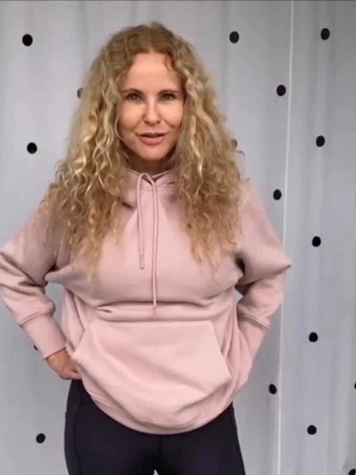 RTL-Moderatorin Katja Burkard hat sich beim Sport die Stiche einer Herbstgrasmilbe eingefangen. Ihr Arzt erklärt, wie man in einem solchen Fall am besten reagiert.