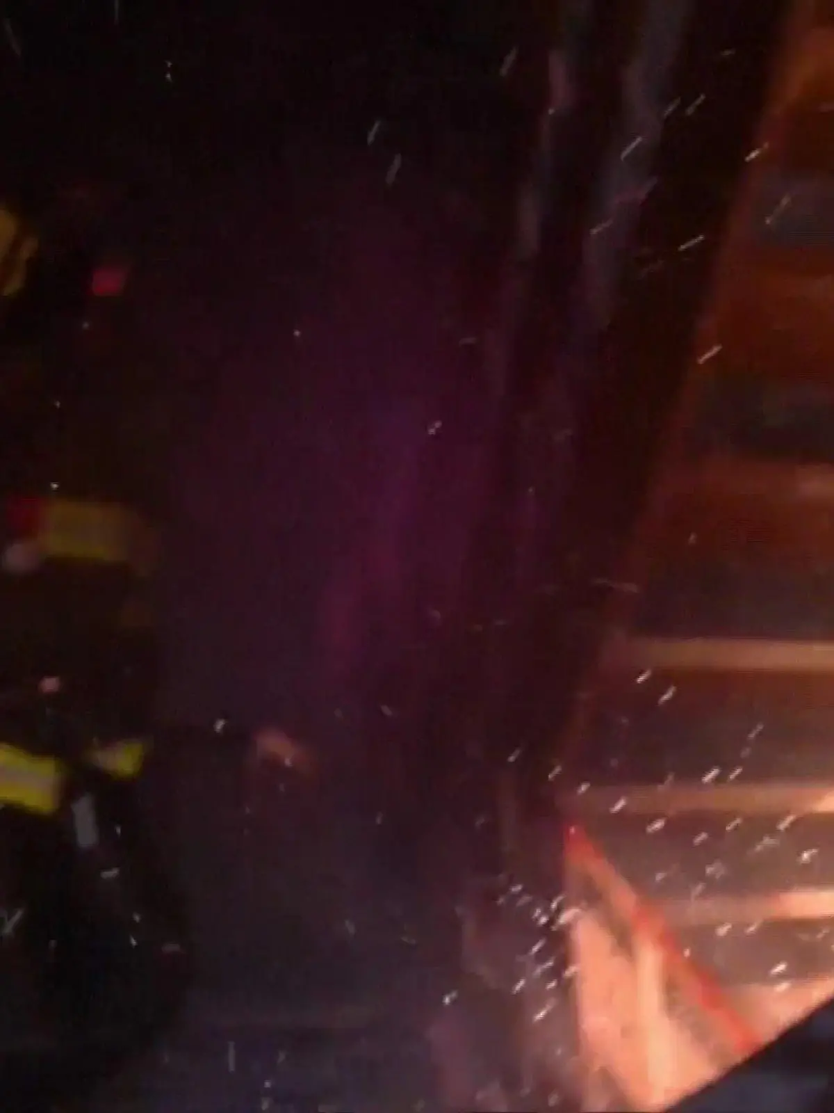 Bodycam zeigt dramatischen Einsatz im Flammen-Inferno.