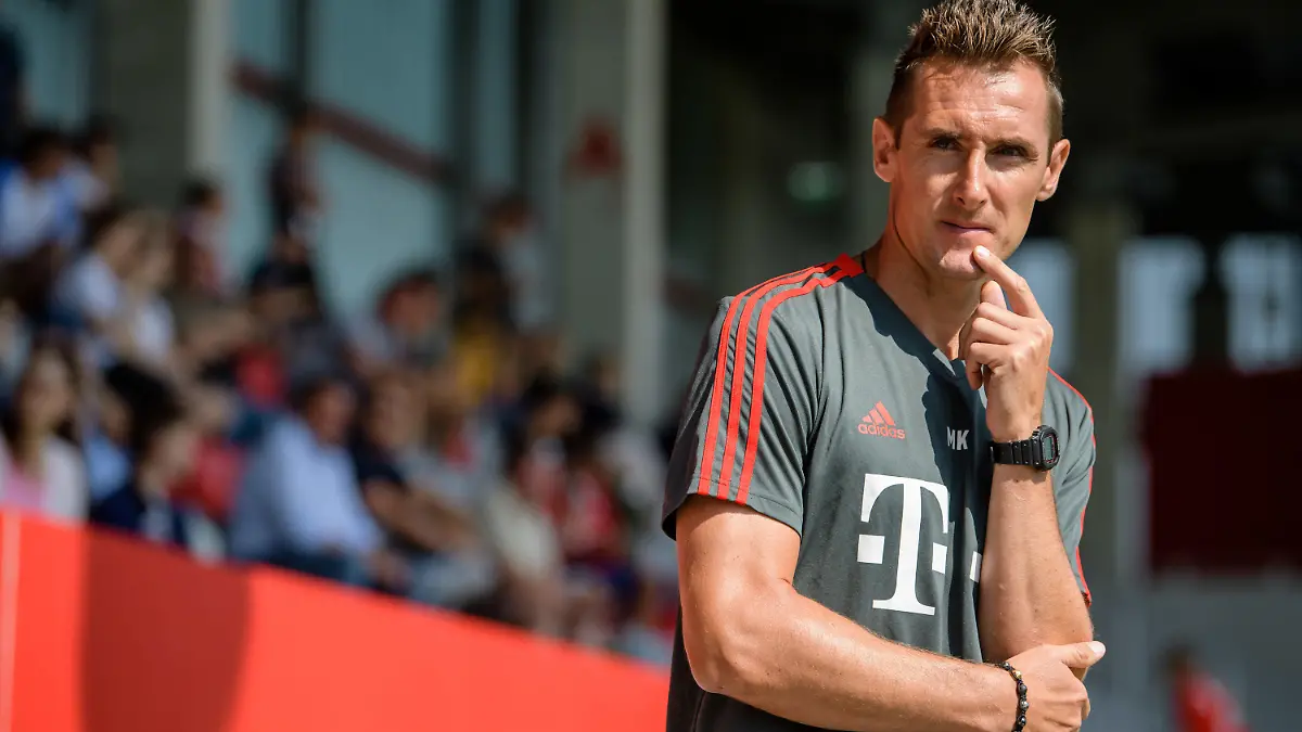 ARCHIV - 11.08.2018, Bayern, München: Fußball, B-Junioren U-17: Bundesliga Süd/Südwest, Bayern München - SV Wehen Wiesbaden, 1. Spieltag auf dem FC Bayern Campus. Cheftrainer Miroslav Klose vom FC Bayern München steht bei Spielbeginn an der Bank. (zu dpa "Miroslav Klose hat Thrombosen überwunden - Bereit für Trainerkarriere") Foto: Matthias Balk/dpa +++ dpa-Bildfunk +++
