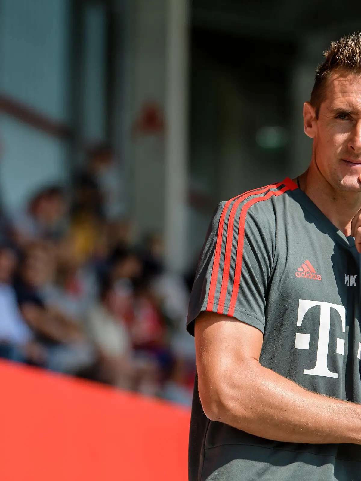 ARCHIV - 11.08.2018, Bayern, München: Fußball, B-Junioren U-17: Bundesliga Süd/Südwest, Bayern München - SV Wehen Wiesbaden, 1. Spieltag auf dem FC Bayern Campus. Cheftrainer Miroslav Klose vom FC Bayern München steht bei Spielbeginn an der Bank. (zu dpa "Miroslav Klose hat Thrombosen überwunden - Bereit für Trainerkarriere") Foto: Matthias Balk/dpa +++ dpa-Bildfunk +++
