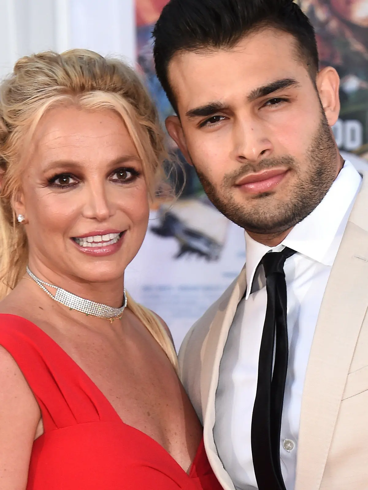 22.07.2019, USA, Los Angeles: Britney Spears und Sam Asghari kommen zur Premiere von "Once Upon a Time in Hollywood" im TCL Chinese Theatre in Los Angeles, Montag, 22. Juli 2019. Spears gab am Sonntag, 12. September 2021, auf Instagram bekannt, dass sie und Asghari verlobt sind. Das Paar lernte sich 2016 am Set ihres "Slumber Party"-Musikvideos kennen. (Wiederholung mit verändertem Bildausschnitt) (zu dpa: «Britney Spears verlobt mit Sam Asghari») Foto: Jordan Strauss/Invision via AP/dpa +++ dpa-Bildfunk +++