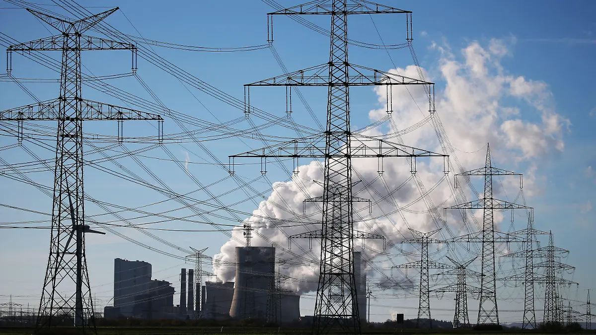 ARCHIV - 18.11.2020, Nordrhein-Westfalen, Bergheim: Dampf steigt aus dem Braunkohlekraftwerk Niederaußem des Energieversorgungskonzerns RWE bei Bergheim hinter Strommasten. (zu dpa "Kohle löst Windkraft als wichtigste Quelle für Stromerzeugung ab") Foto: Oliver Berg/dpa +++ dpa-Bildfunk +++