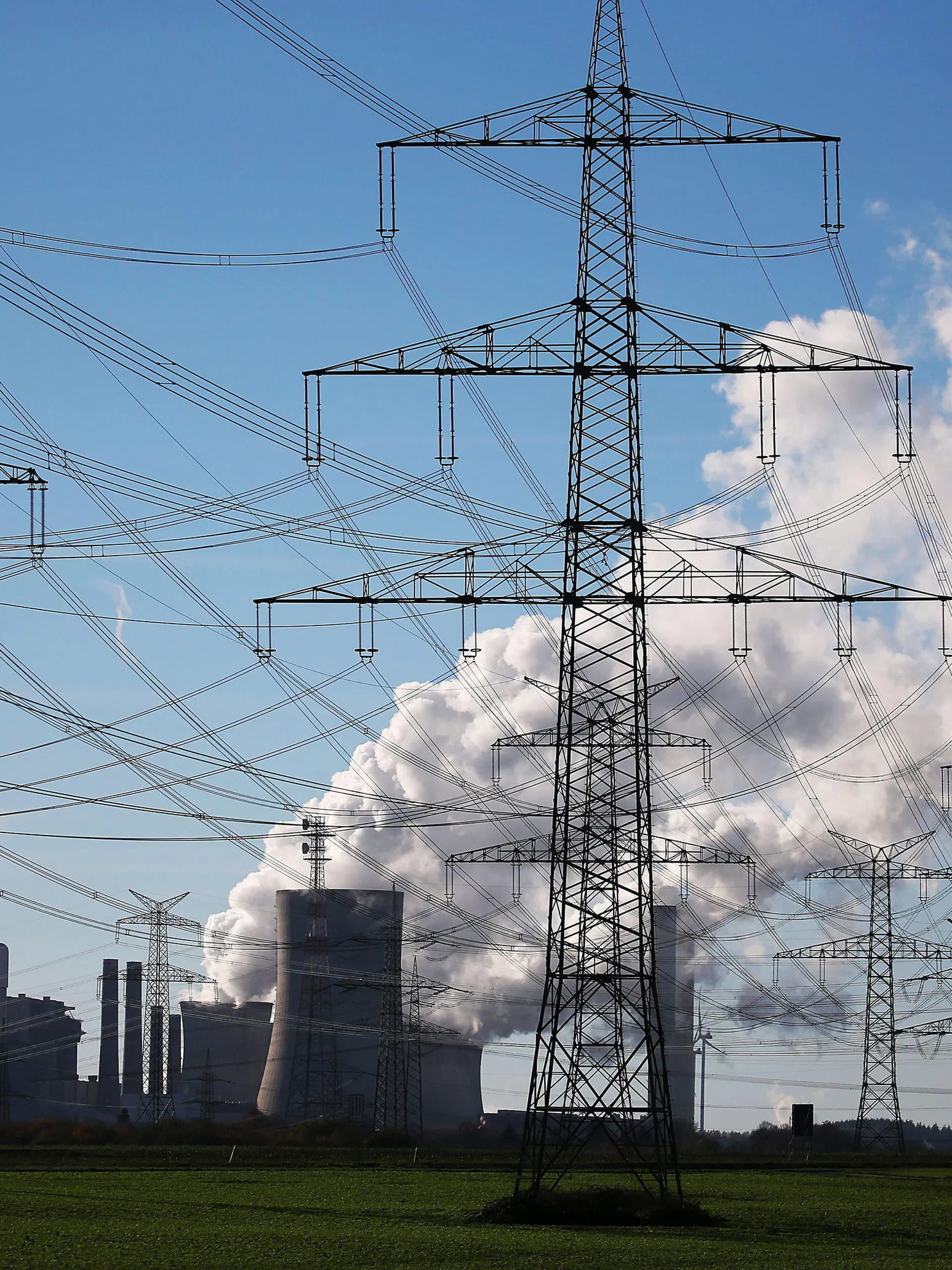 ARCHIV - 18.11.2020, Nordrhein-Westfalen, Bergheim: Dampf steigt aus dem Braunkohlekraftwerk Niederaußem des Energieversorgungskonzerns RWE bei Bergheim hinter Strommasten. (zu dpa "Kohle löst Windkraft als wichtigste Quelle für Stromerzeugung ab") Foto: Oliver Berg/dpa +++ dpa-Bildfunk +++