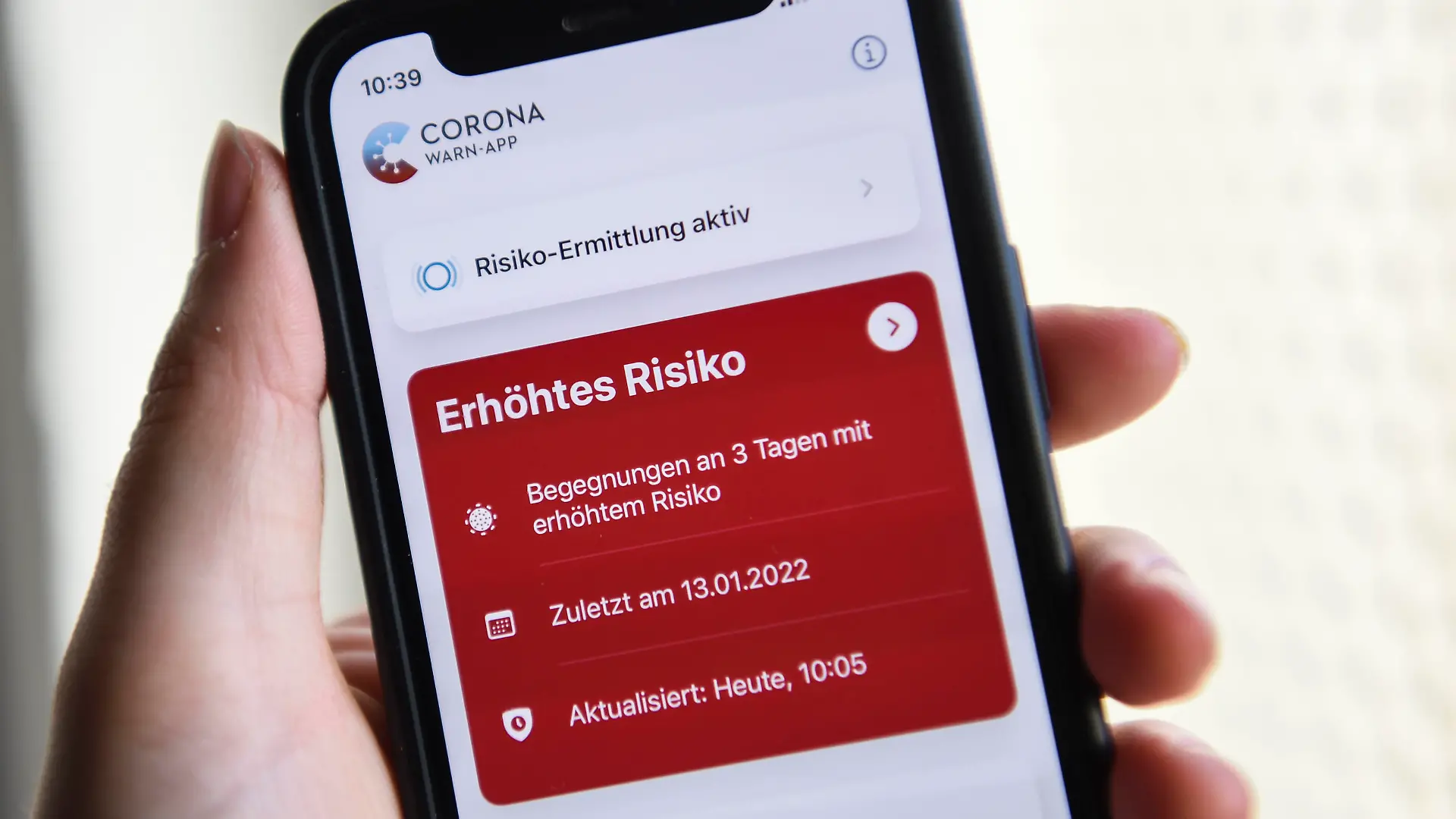 ARCHIV - 19.01.2022, Berlin: Auf einem Smartphone zeigt die geöffnete Corona-Warn-App ein erhöhtes Risiko an. Die rote Anzeige warnt vor drei Begegnungen mit Corona-positiv getesteten Personen. Angesichts der entspannteren Corona-Lage soll die App dann zum 1. Juni in einen «Schlafmodus» gehen und vorerst nicht mehr aktualisiert werden. (zu dpa: «Warnfunktion der Corona-App geht zu Ende») Foto: Kira Hofmann/dpa +++ dpa-Bildfunk +++