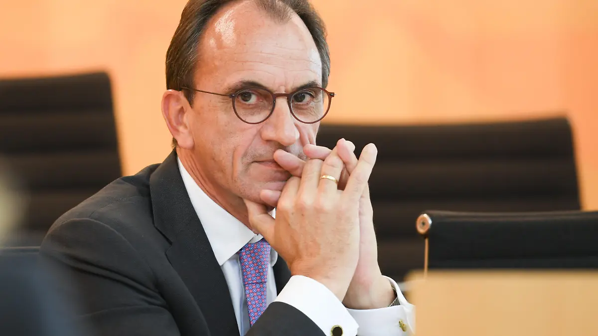 ARCHIV - 30.06.2020, Hessen, Wiesbaden: Michael Boddenberg (CDU), Finanzminister des Landes Hessen, nimmt an der Plenarsitzung des hessischen Landtags teil. (zu dpa «Finanzminister: Haushaltsentwurf wichtiger Schritt zur Normalität») Foto: Arne Dedert/dpa +++ dpa-Bildfunk +++