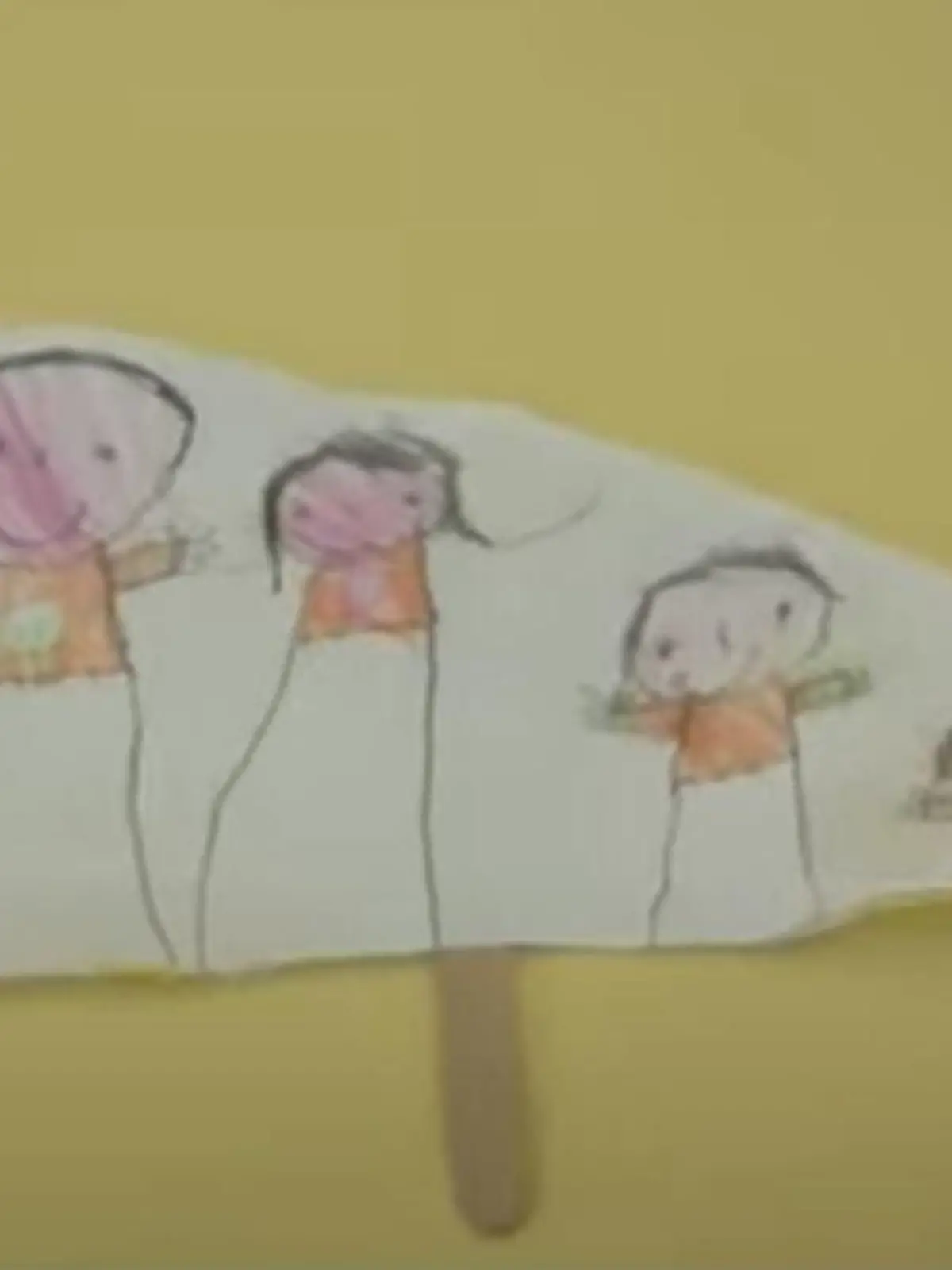 Eitan malt seine Familie