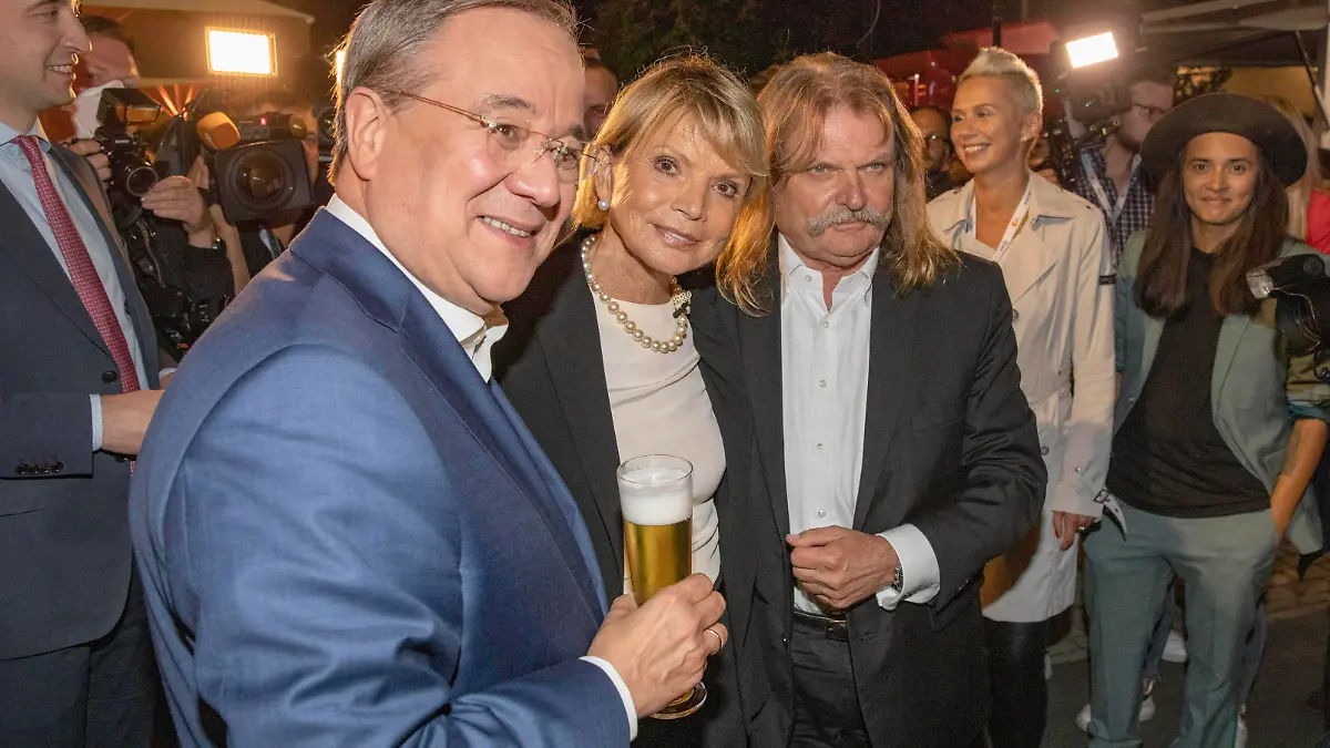 Armin Laschet, Uschi Glas und Leslie Mandoki beim Triell - Dreikampf ums Kanzleramt von ARD und ZDF mit den Kanzlerkandidaten im Studio Berlin-Adlershof. Berlin, 12.09.2021 *** Armin Laschet, Uschi Glas and Leslie Mandoki at the Triell three-way fight for the chancellorship of ARD and ZDF with the candidates for chancellor in Studio Berlin Adlershof Berlin, 12 09 2021 Foto:xR.xSchmiegeltx/xFuturexImage