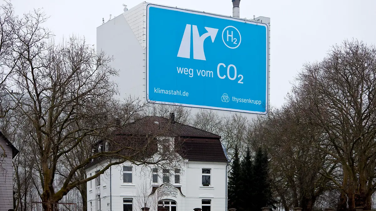 Grossplakat in der Nähe der Autobahn A 40, Klimastahl am Werk von ThyssenKrupp Steel Europe, Bochum, Ruhrgebiet, Nordrhein-Westfalen, Deutschland, Europa