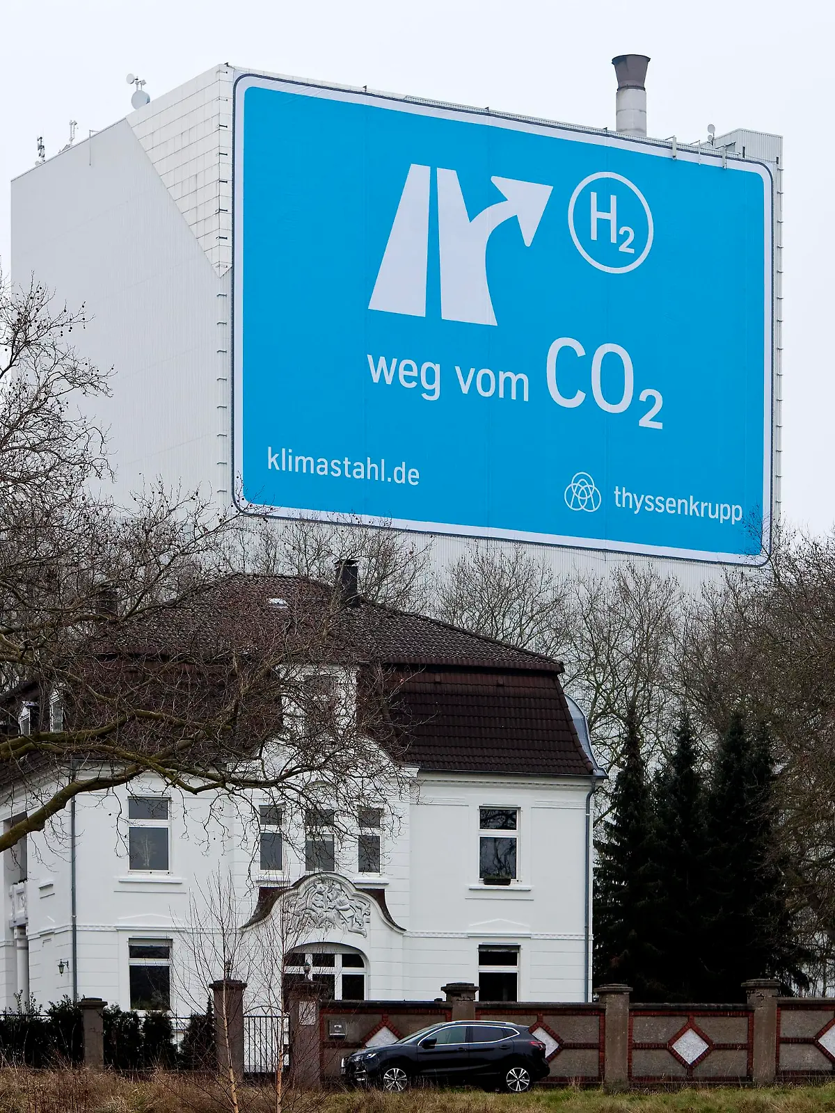 Grossplakat in der Nähe der Autobahn A 40, Klimastahl am Werk von ThyssenKrupp Steel Europe, Bochum, Ruhrgebiet, Nordrhein-Westfalen, Deutschland, Europa