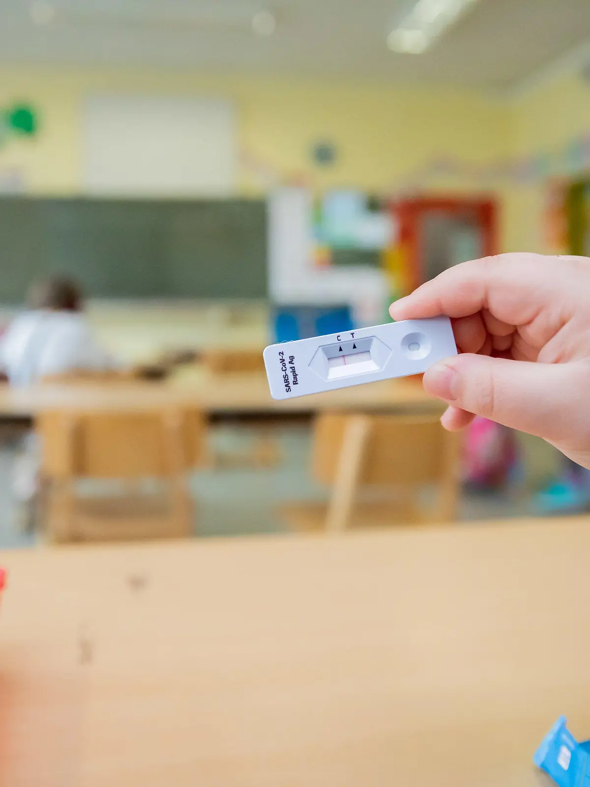 14.04.2021, Berlin: Ein Schüler hält bei einem Probelauf mit Corona-Schnelltests an der Grundschule in der Köllnischen Heide in Berlin-Neukölln seinen negativen Test in die Kamera. Foto: Christoph Soeder/dpa +++ dpa-Bildfunk +++