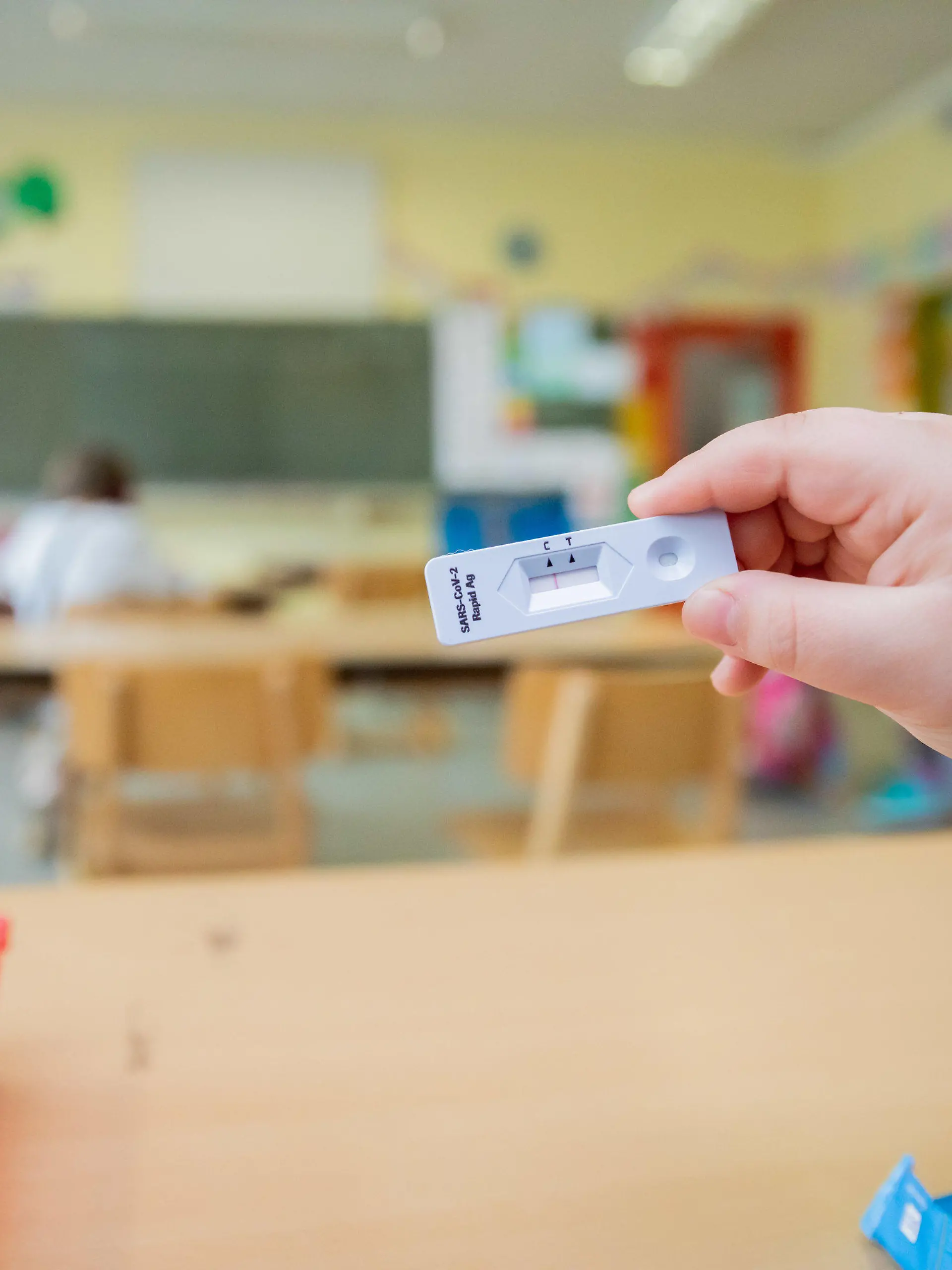 14.04.2021, Berlin: Ein Schüler hält bei einem Probelauf mit Corona-Schnelltests an der Grundschule in der Köllnischen Heide in Berlin-Neukölln seinen negativen Test in die Kamera. Foto: Christoph Soeder/dpa +++ dpa-Bildfunk +++