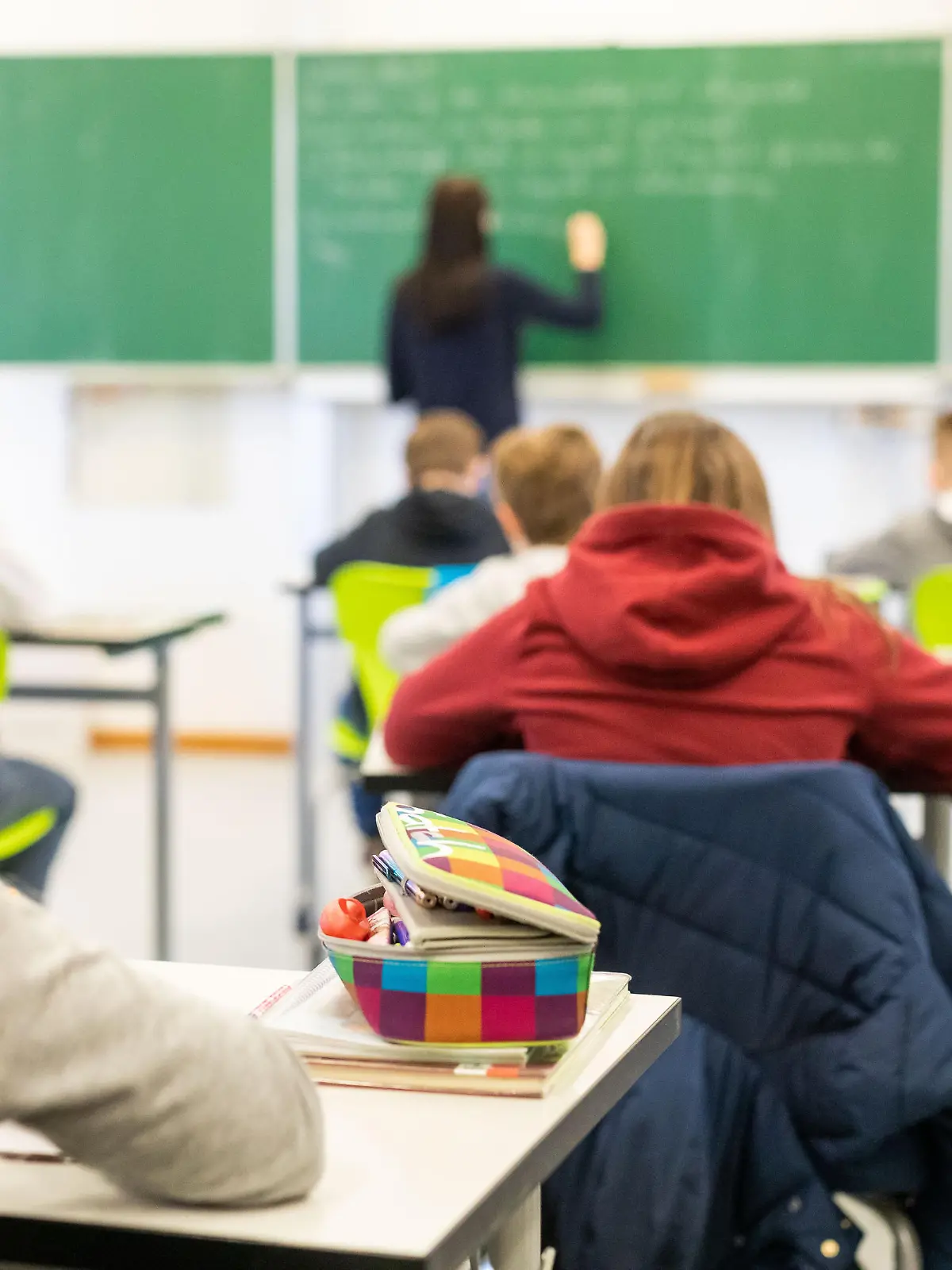 Schülerinnen und Schüler einer fünften Klasse der Johanniter Realschule Heitersheim sitzen während dem Unterricht in ihrem Klassenzimmer. Die Schüler der fünften und sechsten Klassen können in Baden-Württemberg ab heute wieder Präsenzunterricht durchführen.