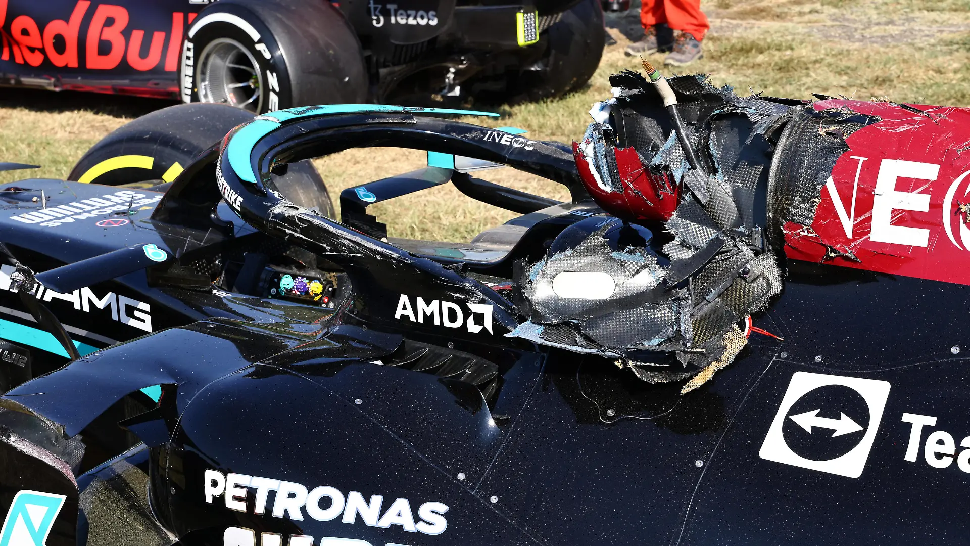 Formula 1 2021: Italian GP AUTODROMO NAZIONALE MONZA, ITALY - SEPTEMBER 12: The damaged car of Sir Lewis Hamilton, Mercedes W12 during the Italian GP at Autodromo Nazionale Monza on Sunday September 12, 2021 in Monza, Italy. Photo by Steve Etherington / LAT Images Images PUBLICATIONxINxGERxSUIxAUTxHUNxONLY GP2114_125055SNE36215