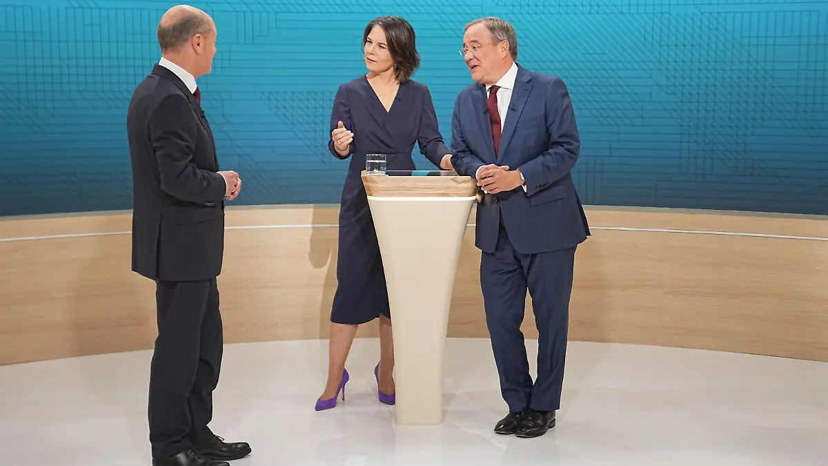 Kanzlerkandidat Olaf Scholz (SPD, l-r), Kanzlerkandidatin Annalena Baerbock (Bündnis90/Die Grünen) und Kanzlerkandidat Armin Laschet (CDU) stehen im Fernsehstudio. Die Kanzlerkandidaten von Bündnis 90/Die Grünen, CDU und SPD, Baerbock, Laschet und Scholz treffen in einer TV Diskussion bei ARD und ZDF aufeinander.