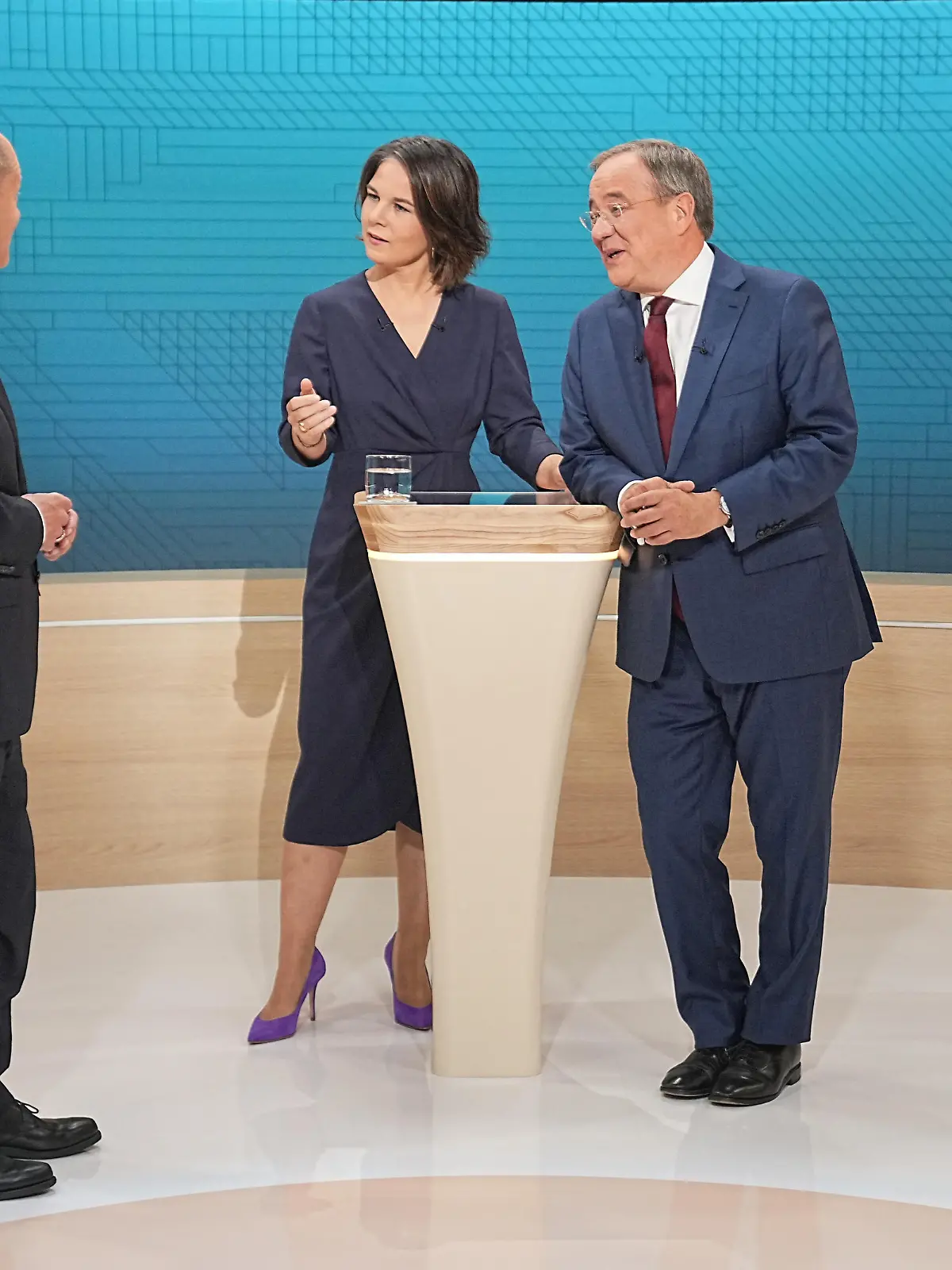 Kanzlerkandidat Olaf Scholz (SPD, l-r), Kanzlerkandidatin Annalena Baerbock (Bündnis90/Die Grünen) und Kanzlerkandidat Armin Laschet (CDU) stehen im Fernsehstudio. Die Kanzlerkandidaten von Bündnis 90/Die Grünen, CDU und SPD, Baerbock, Laschet und Scholz treffen in einer TV Diskussion bei ARD und ZDF aufeinander.