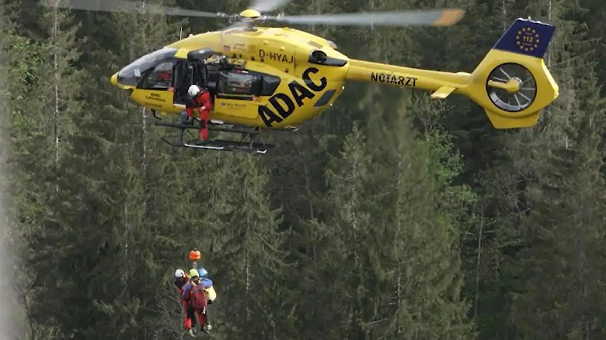 Die Rettungskräfte mussten sich von Hubschraubern in die Schlucht abseilen.
