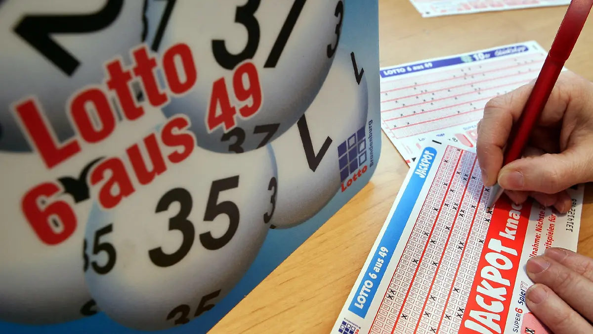 ARCHIV - In einer Lottoannahmestelle in Frankfurt (Oder) füllt eine Frau ihren Tippschein aus (Archivfoto vom 09.02.2006). Die Lotto-Annahmestellen im Land stellen sich für diesen Mittwoch (04.10.2006) auf einen Ansturm ein: Es geht um den größten Lottogewinn aller Zeiten. Rund 29 Millionen Euro liegen im neuen Rekord-Jackpot, teilte die Lotto Rheinland-Pfalz GmbH am Montag (02.10.2006) in Koblenz mit. Foto: Patrick Pleul dpa/lrs (zu lrs 7059 vom 02.10.2006) +++(c) dpa - Bildfunk+++