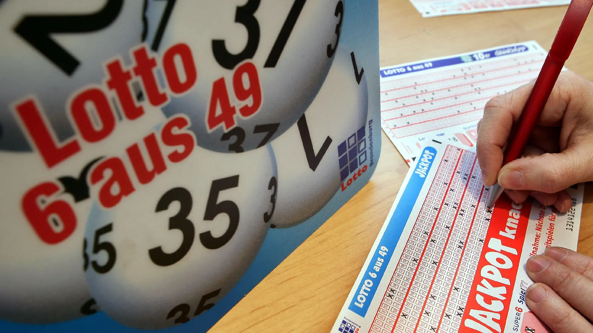 ARCHIV - In einer Lottoannahmestelle in Frankfurt (Oder) füllt eine Frau ihren Tippschein aus (Archivfoto vom 09.02.2006). Die Lotto-Annahmestellen im Land stellen sich für diesen Mittwoch (04.10.2006) auf einen Ansturm ein: Es geht um den größten Lottogewinn aller Zeiten. Rund 29 Millionen Euro liegen im neuen Rekord-Jackpot, teilte die Lotto Rheinland-Pfalz GmbH am Montag (02.10.2006) in Koblenz mit. Foto: Patrick Pleul dpa/lrs (zu lrs 7059 vom 02.10.2006) +++(c) dpa - Bildfunk+++