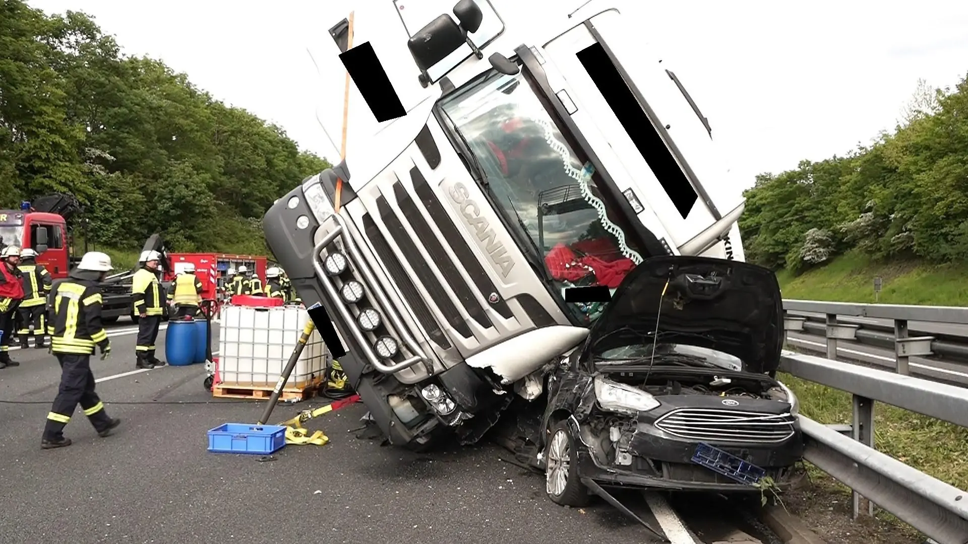 19.05.2023, Niedersachsen, Weyhe: Ein Lkw liegt am Unfallort auf einem Pkw. Auf der A1 zwischen Oyten im Landkreis Verden und dem Bremer Kreuz ist ein Lkw auf ein Auto gekippt. Dabei seien drei Erwachsene schwer und ein Kleinkind leicht verletzt worden, teilte die Autobahnpolizei am Samstagabend mit. Die A1 in Richtung Osnabrück bleibe aufgrund der Bergungsarbeiten noch bis zum frühen Sonntagmorgen gesperrt. Foto: Kai Moorschlatt/Nord-West-Media TV/dpa +++ dpa-Bildfunk +++