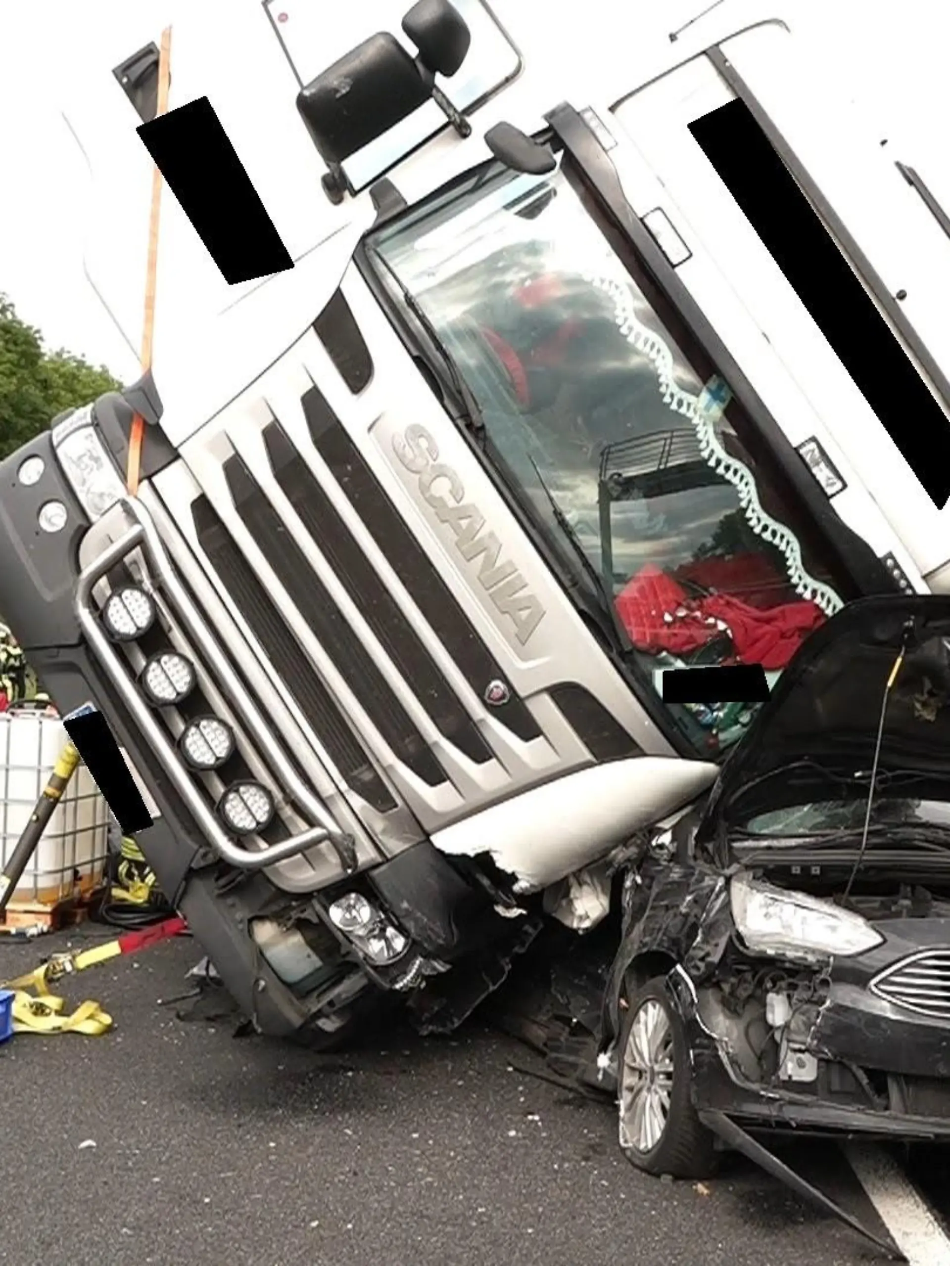 19.05.2023, Niedersachsen, Weyhe: Ein Lkw liegt am Unfallort auf einem Pkw. Auf der A1 zwischen Oyten im Landkreis Verden und dem Bremer Kreuz ist ein Lkw auf ein Auto gekippt. Dabei seien drei Erwachsene schwer und ein Kleinkind leicht verletzt worden, teilte die Autobahnpolizei am Samstagabend mit. Die A1 in Richtung Osnabrück bleibe aufgrund der Bergungsarbeiten noch bis zum frühen Sonntagmorgen gesperrt. Foto: Kai Moorschlatt/Nord-West-Media TV/dpa +++ dpa-Bildfunk +++