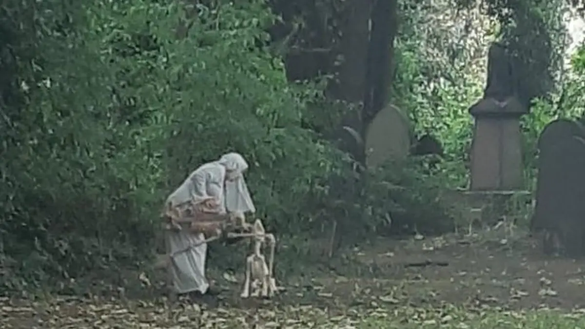 Zuvor soll die Nonne mit einem Hunde-Skelett getanzt haben.