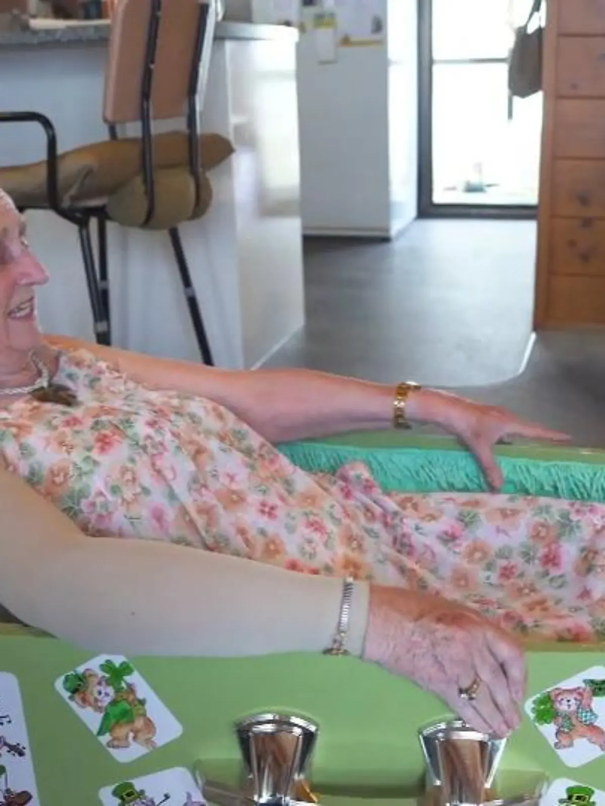Bild zu: "Joyce (78) baut ihren eigenen Sarg"
