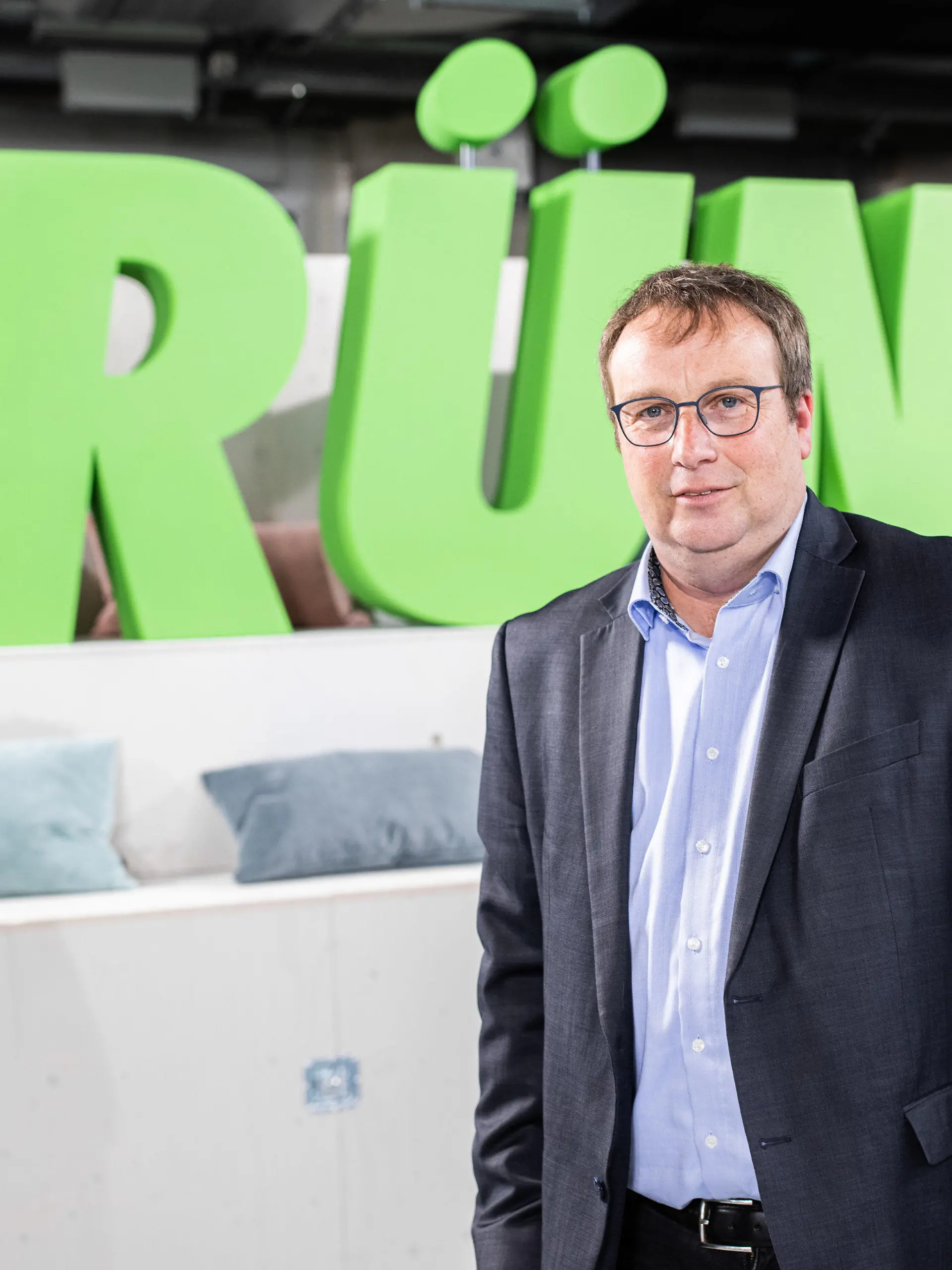 ARCHIV - 09.04.2021, Nordrhein-Westfalen, Düsseldorf: Oliver Krischer, stellvertretender Fraktionsvorsitzender der Bundestagsfraktion von Bündnis 90/Die Grünen steht vor einer digitalen Landesdelegiertenkonferenz in einem Set. (zu dpa «Grüne fordern Verdopplung deutscher Klimafinanzierung») Foto: Marcel Kusch/dpa +++ dpa-Bildfunk +++