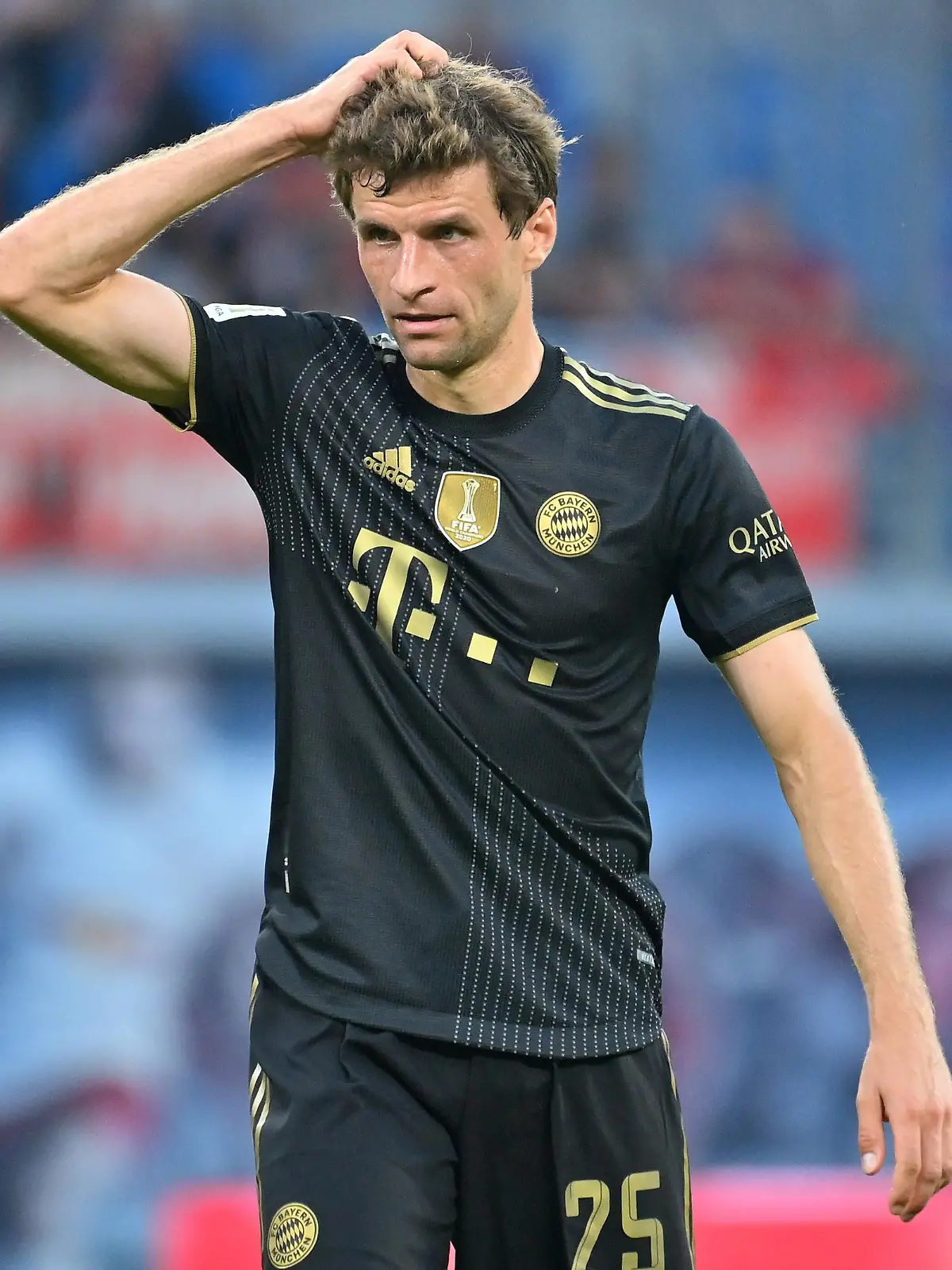 Thomas MUELLER (MÜLLER,Bayern Muenchen), skeptisch,Gestik, Aktion,Einzelbild,angeschnittenes Einzelmotiv,Halbfigur,halbe Figur. Fussball 1. Bundesliga, 4.Spieltag,Spieltag04, RB Leipzig (L) - FC Bayern Muenchen (M) 1-4, am 11.09.2021 in LEIPZIG, R E D B U L L A R E N A, DFL REGULATIONS PROHIBIT ANY USE OF PHOTOGRAPHS AS IMAGE SEQUENCES AND/OR QUASI-VIDEO.